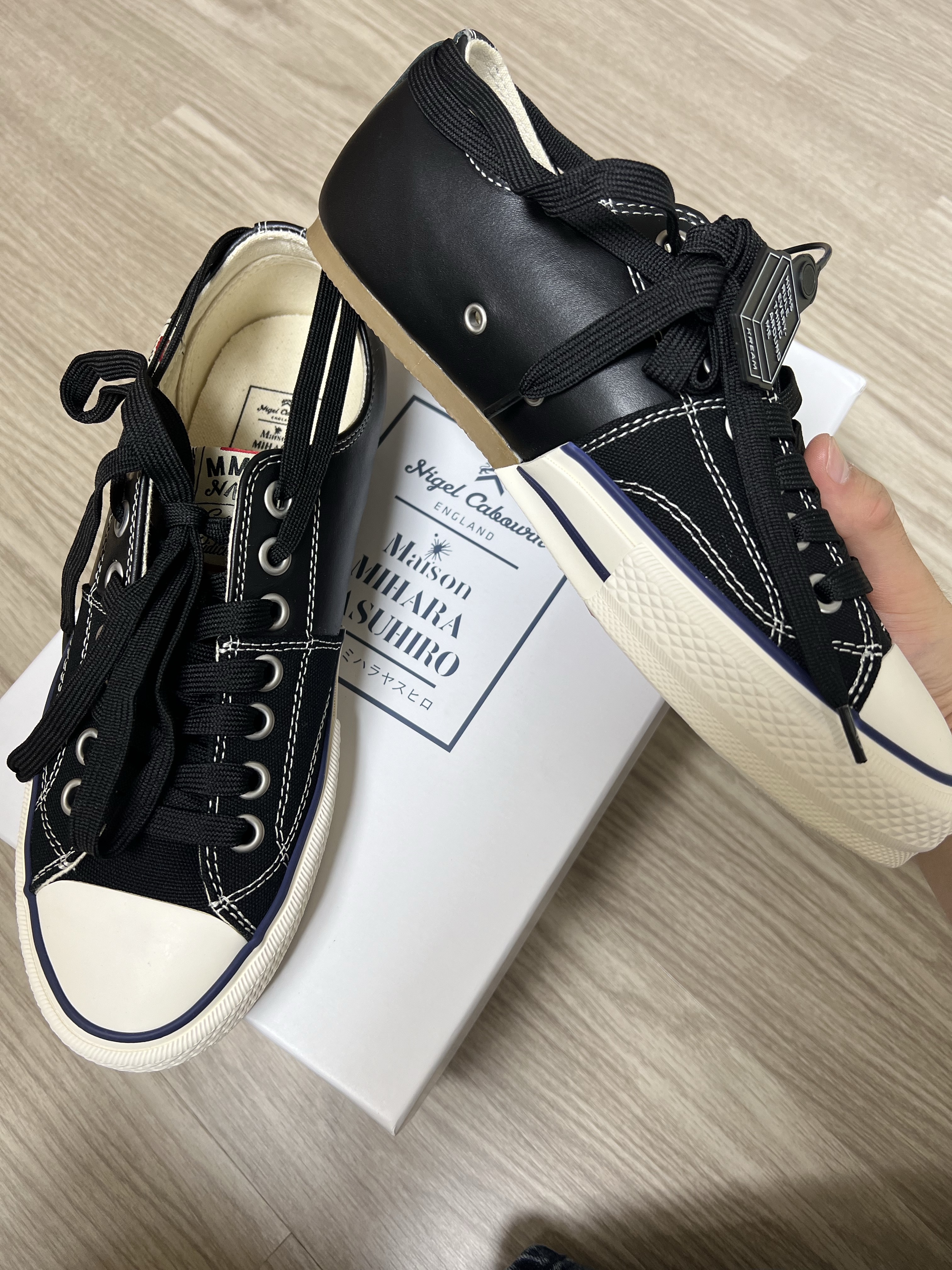 Maison Mihara Yasuhiro x Nigel Cabourn Leather Bowling Sneakers Black 착용 스타일 - 1