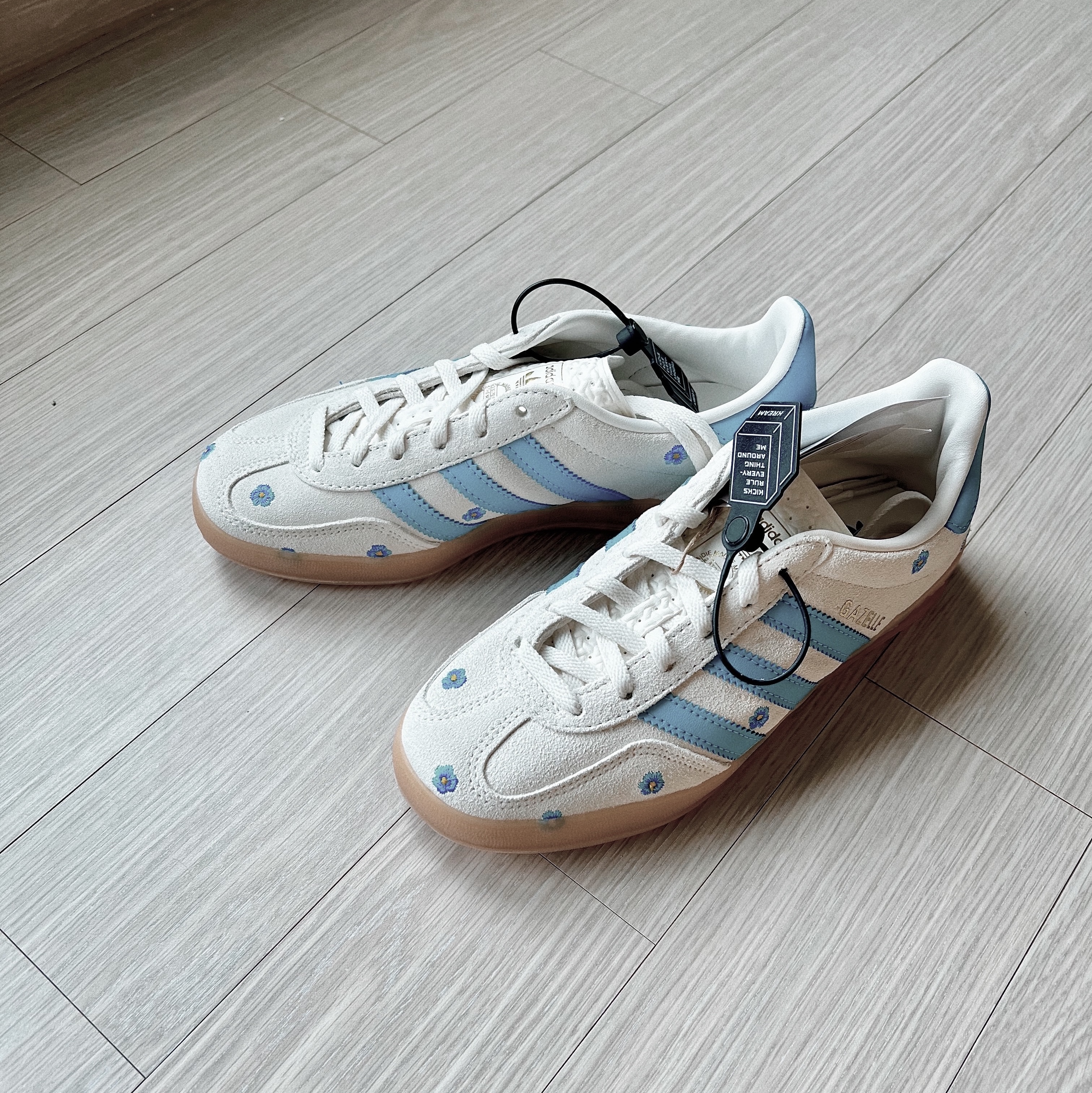 (W) Adidas Gazelle Indoor Cloud White Light Blue Gum 착용 스타일