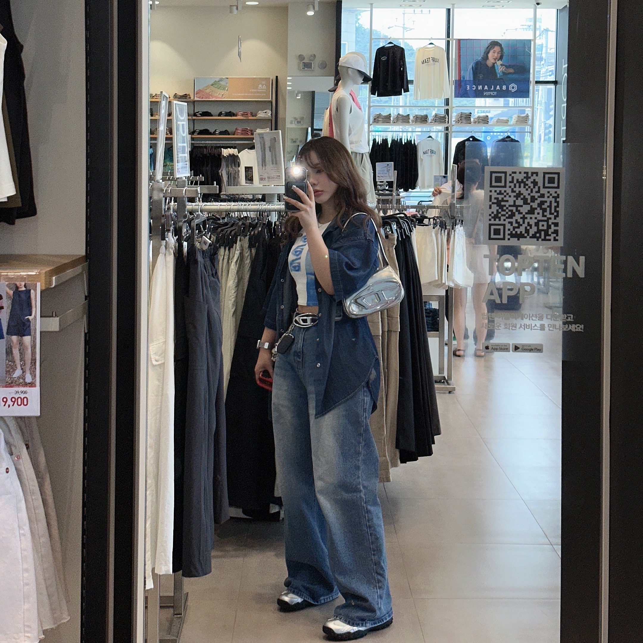 Fila Echappe MS Silver Moon, Diesel 1DR Shoulder Bag in Mirrored Leather Silver 착용 스타일 - 2