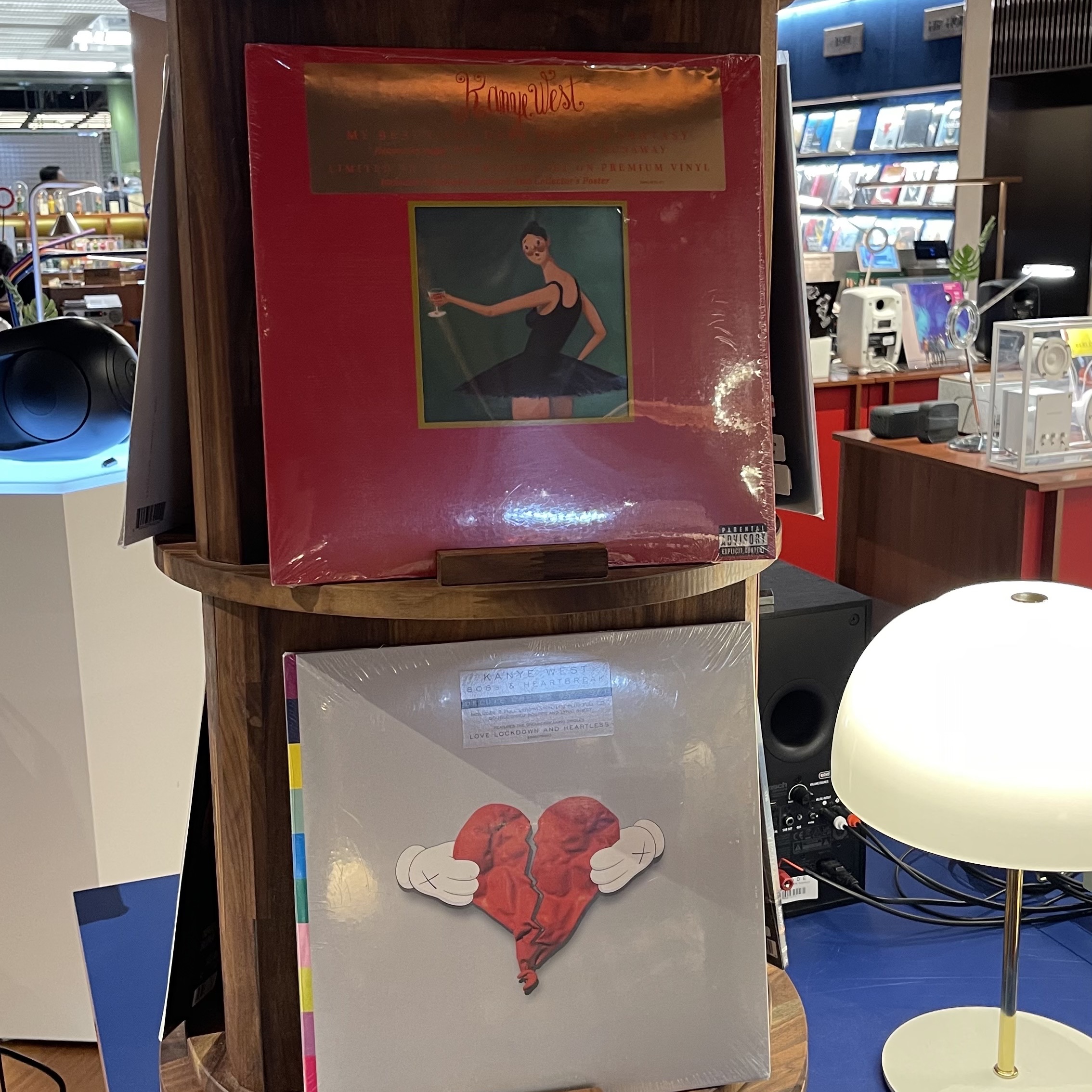 Kanye West My Beautiful Dark Twisted Fantasy LP Black (3LP) 착용 스타일
