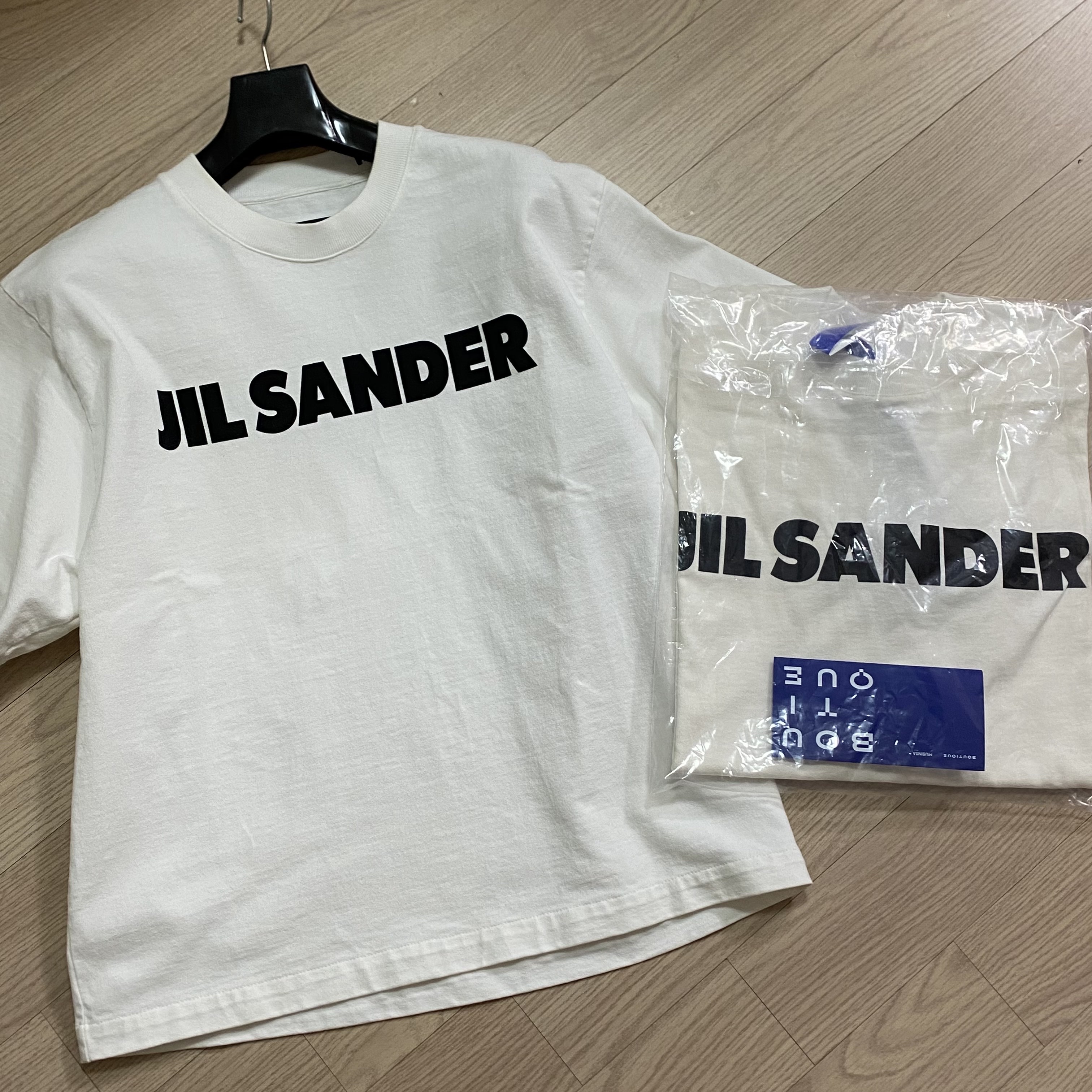 Jil Sander Logo T-Shirt Natural 착용 스타일