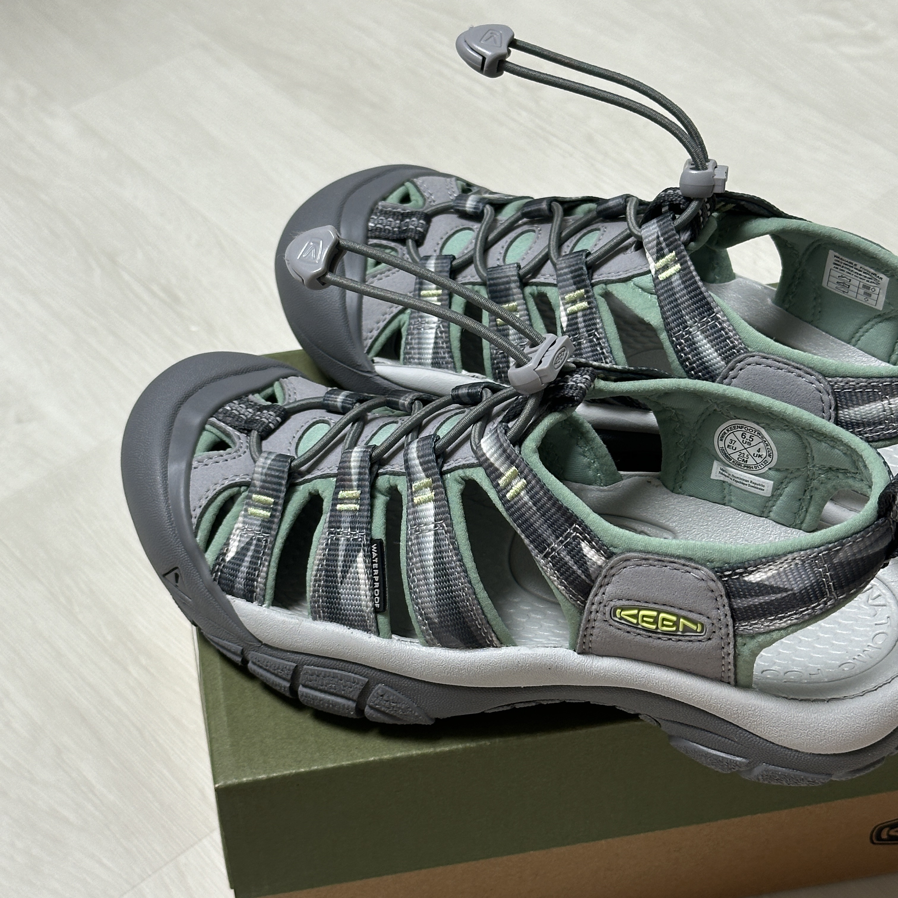 (W) Keen Newport H2 Alloy Prism 착용 스타일 - 4