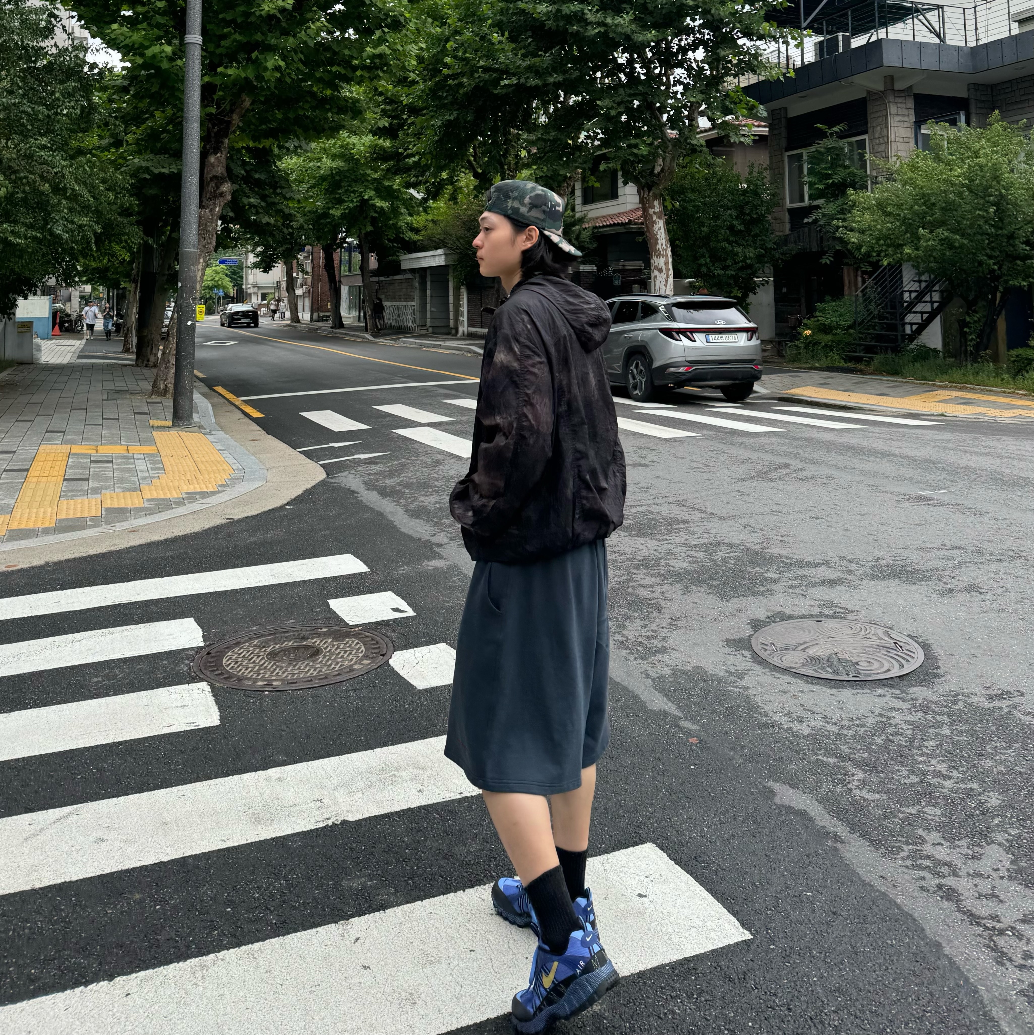 Stussy Basic Trucker Cap Camo, Nike Air Humara Deep Royal Blue and Light Ultramarine 착용 스타일 - 3