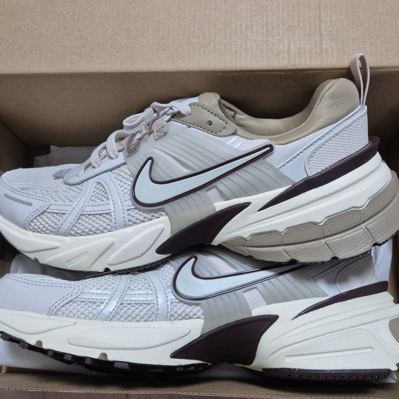 Nike V2K Run Light Orewood Brown Khaki 착용 스타일 - 2