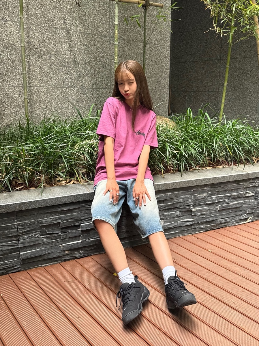 Nike x Supreme SB Darwin Low Black, Stussy Cherries T-Shirt Berry 착용 스타일 - 1