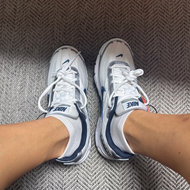 Nike Initiator White Obsidian Metallic Cool Grey 착용 스타일
