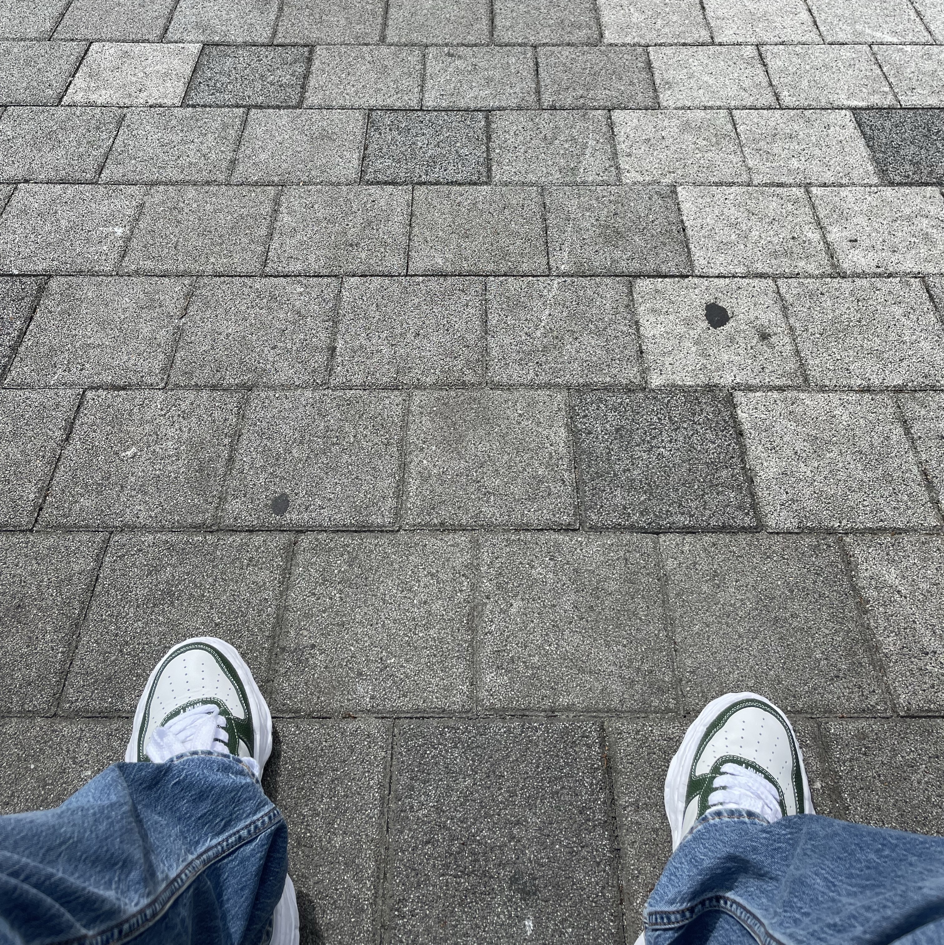 Maison Mihara Yasuhiro Wayne OG Sole Embossed Leather Low-top Sneakers White Green 착용 스타일