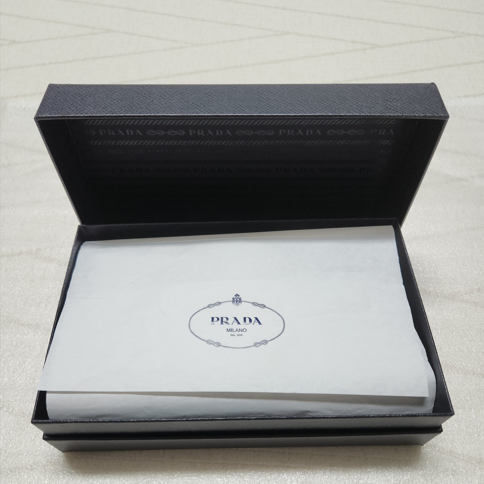 Prada Triangle Logo Phone Holder Crossbag Black 착용 스타일 - 2
