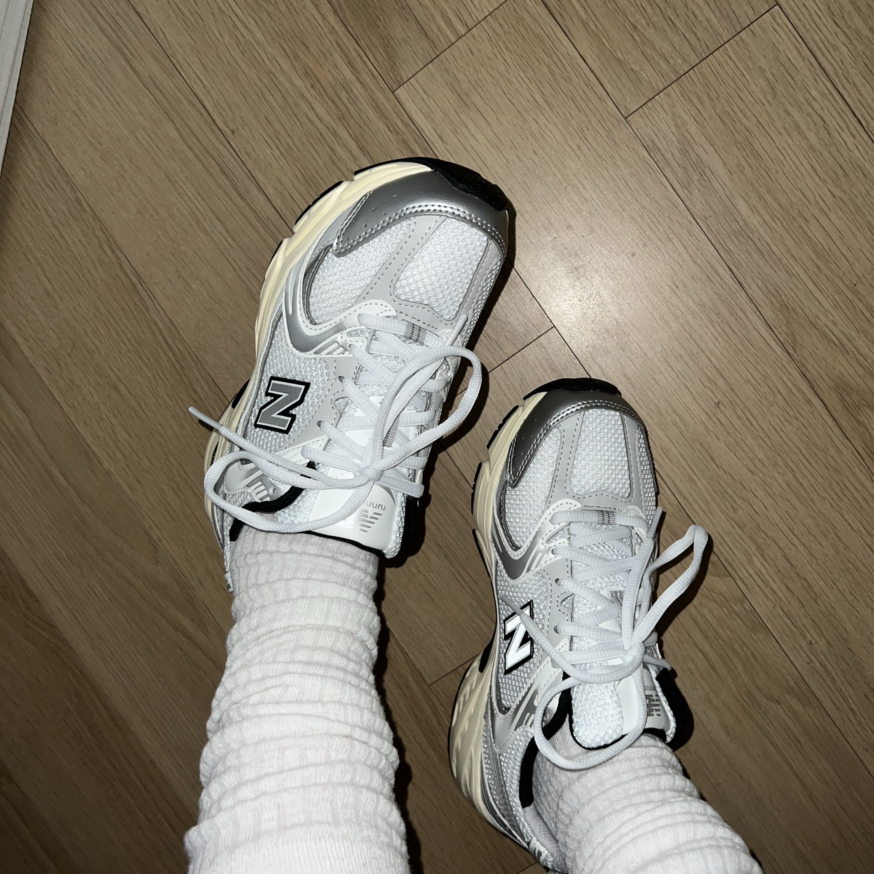 New Balance 530 Silver Cream 착용 스타일 - 2