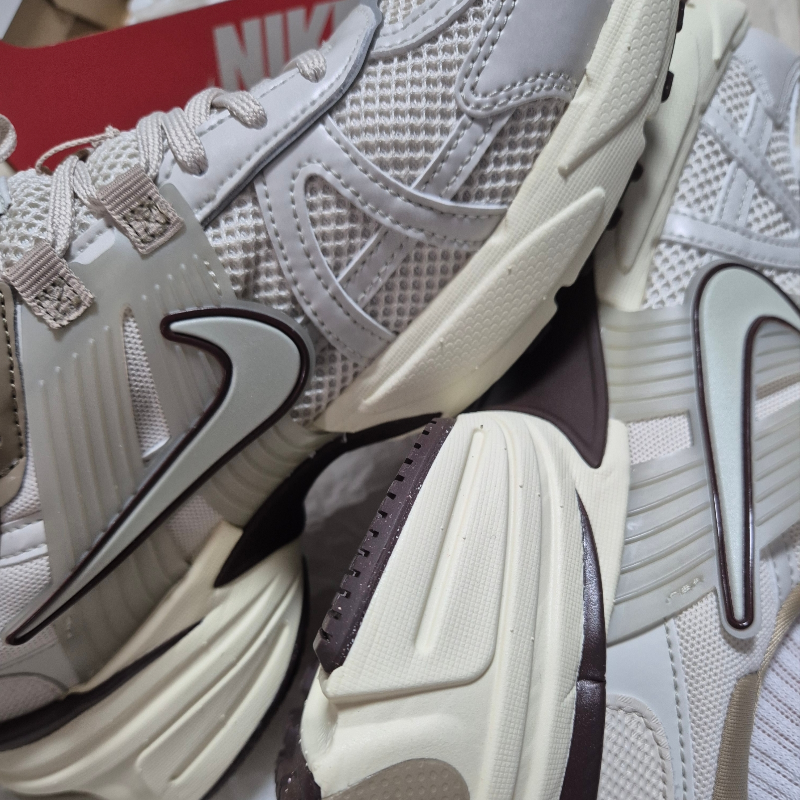 Nike V2K Run Light Orewood Brown Khaki 착용 스타일 - 1