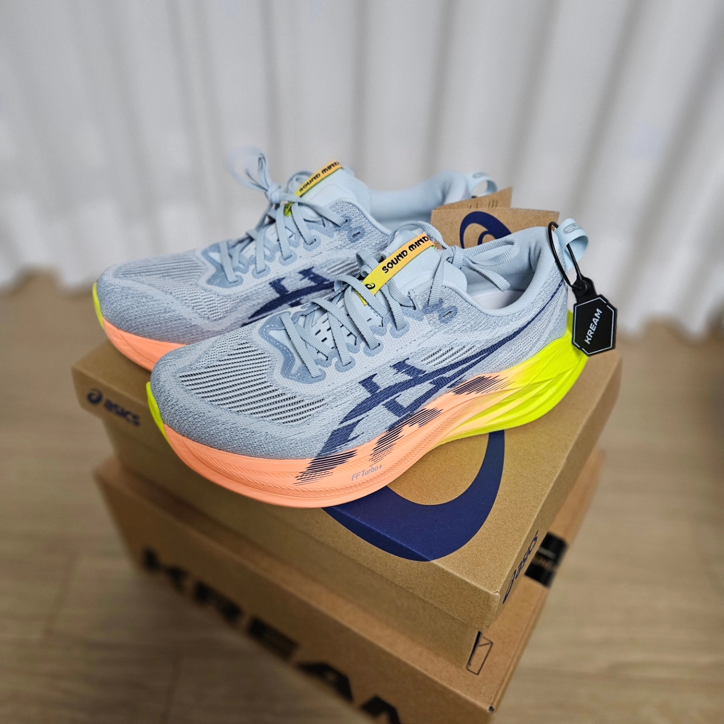 Asics Superblast 2 Paris Cool Grey Safety Yellow 착용 스타일 - 1