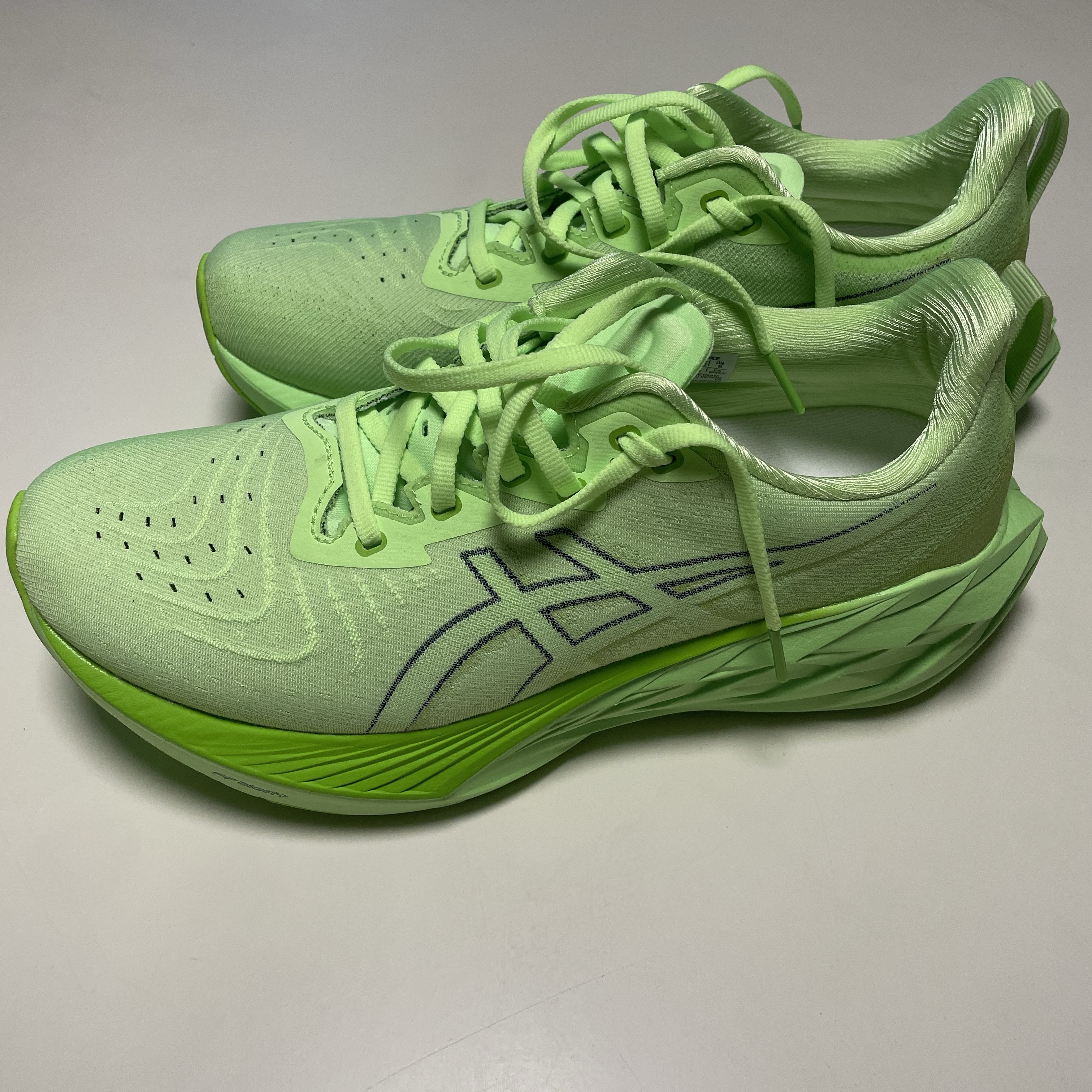 Asics Novablast 4 Illuminate Green Lime Burst - 2E Wide 착용 스타일