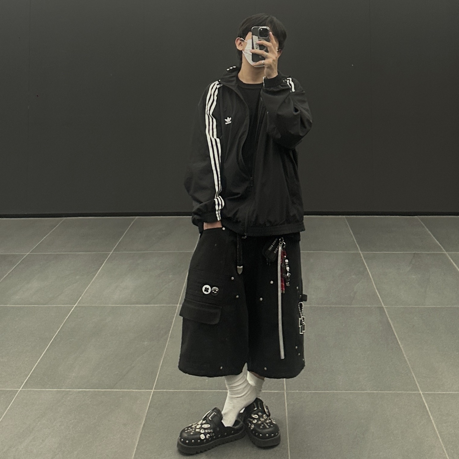 (W) Adidas Adilenium Oversized Track Top Black - US Sizing, Nos Couleurs x Koin Rivet Carpenter Shorts Black 착용 스타일 - 3