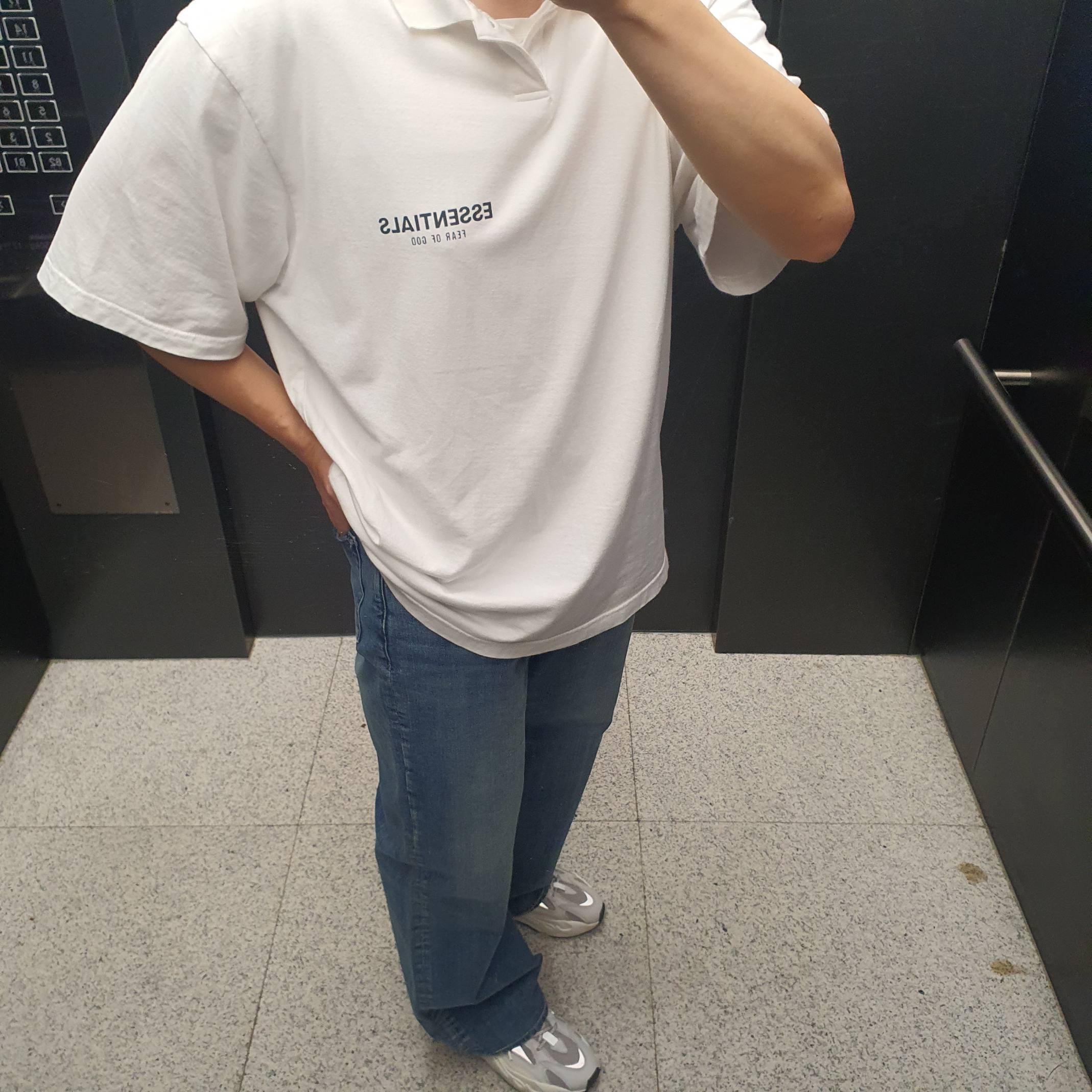 Adidas Yeezy Boost 700 V2 Static 2022, Essentials Short Sleeve Boxy Polo White - 20SS 착용 스타일