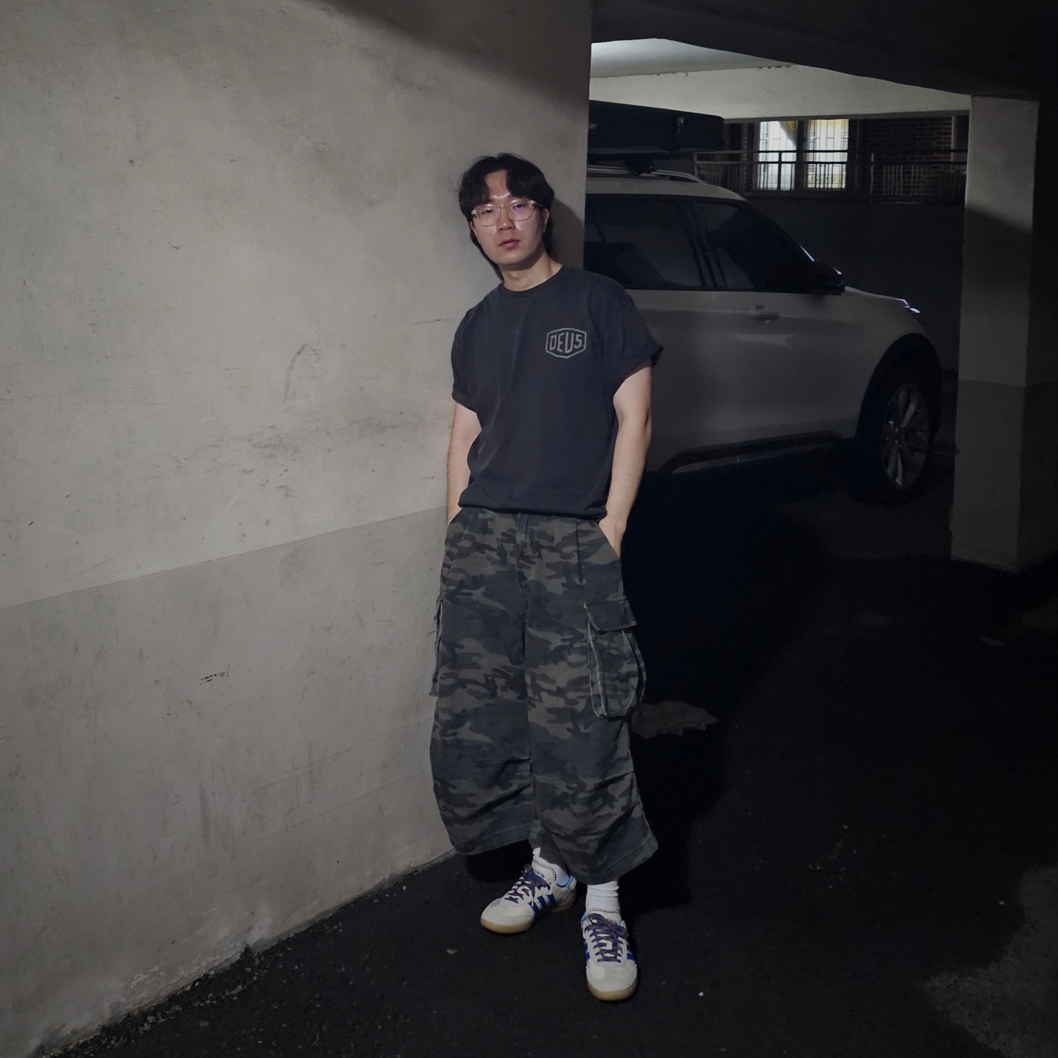 Deus Ex Machina Vintage Washed Seoul T-Shirt Charcoal Black, Adidas x Wales Bonner Samba Wonder Clay Royal Blue 착용 스타일 - 1