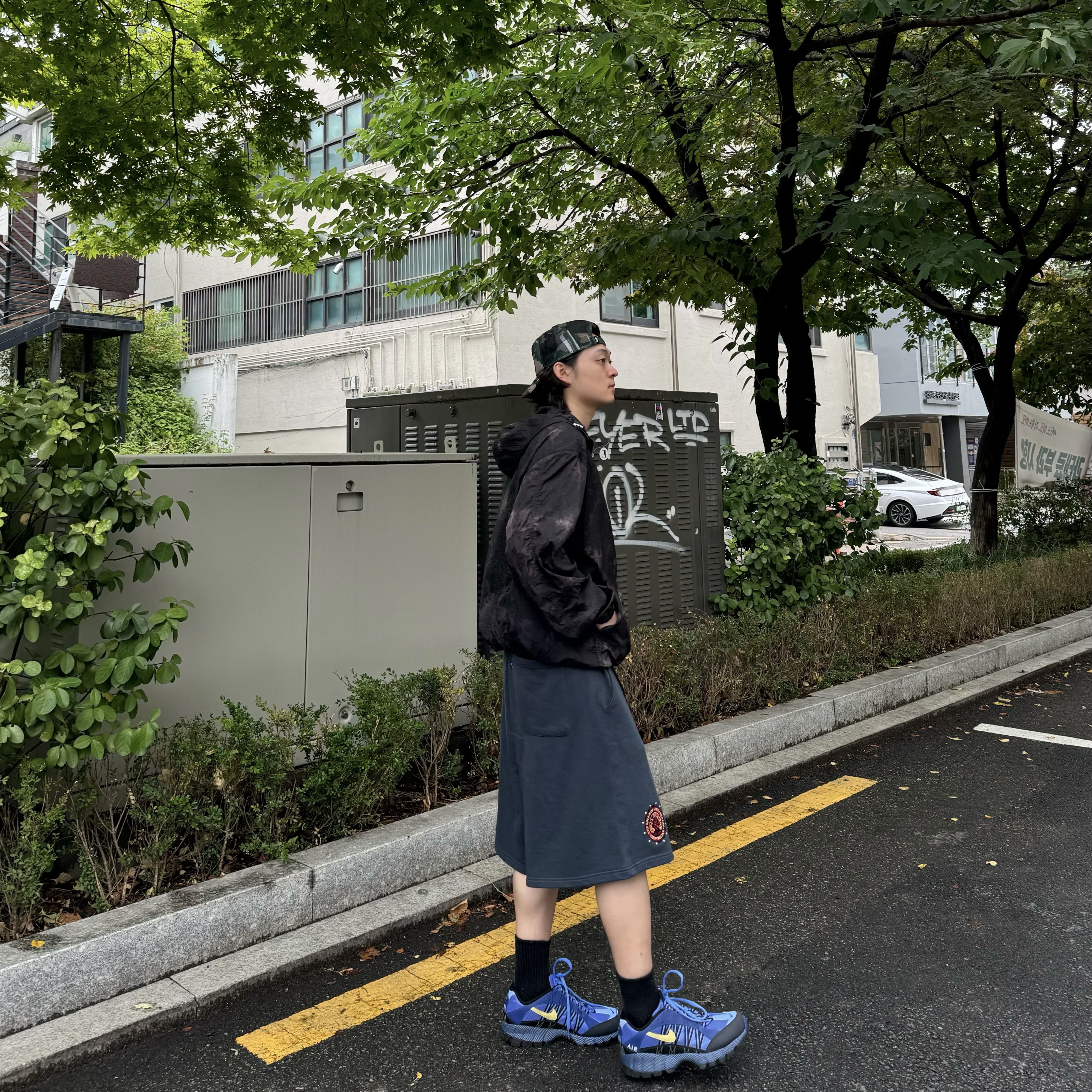 Stussy Basic Trucker Cap Camo, Nike Air Humara Deep Royal Blue and Light Ultramarine 착용 스타일 - 4
