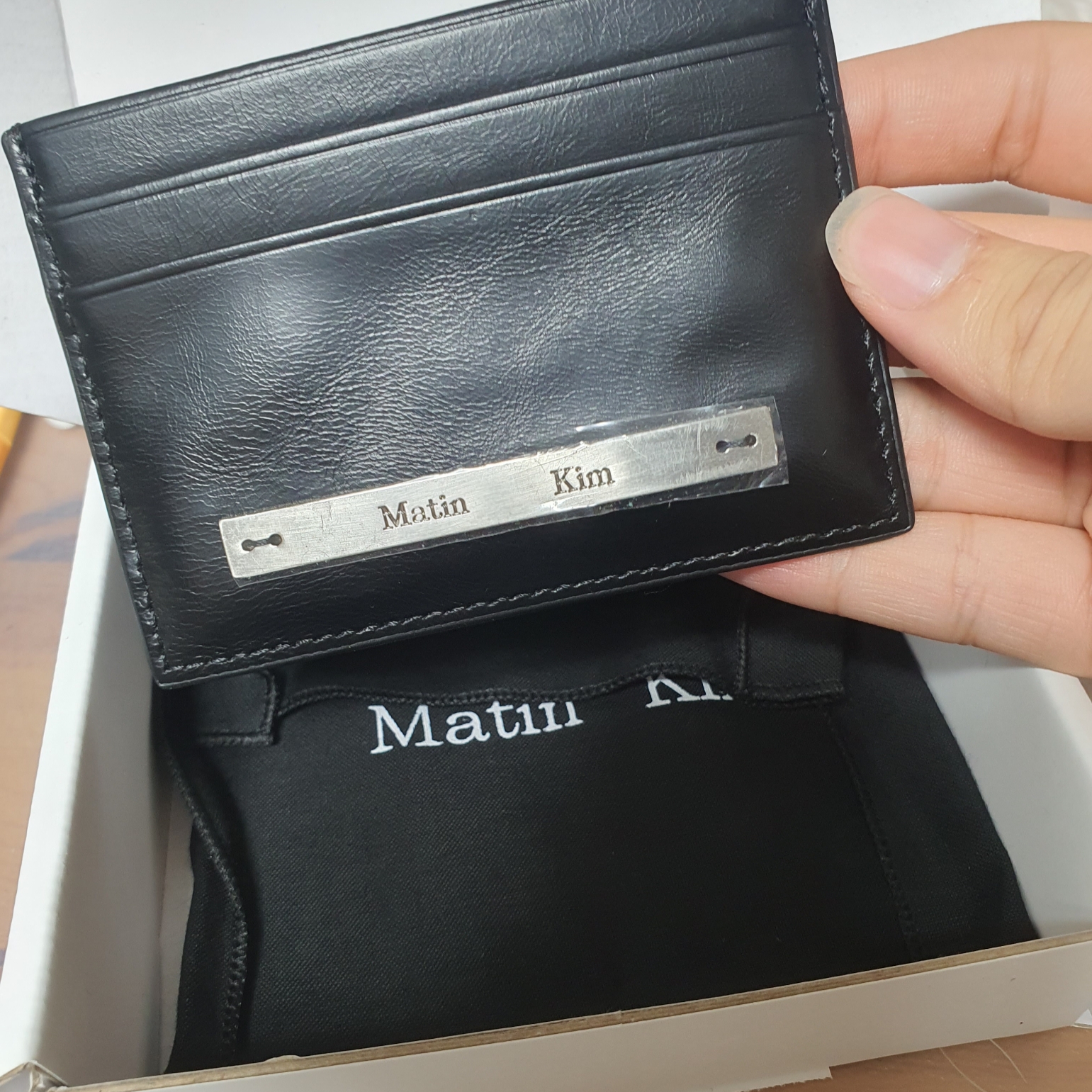 Matin Kim Vintage Card Wallet Black 착용 스타일