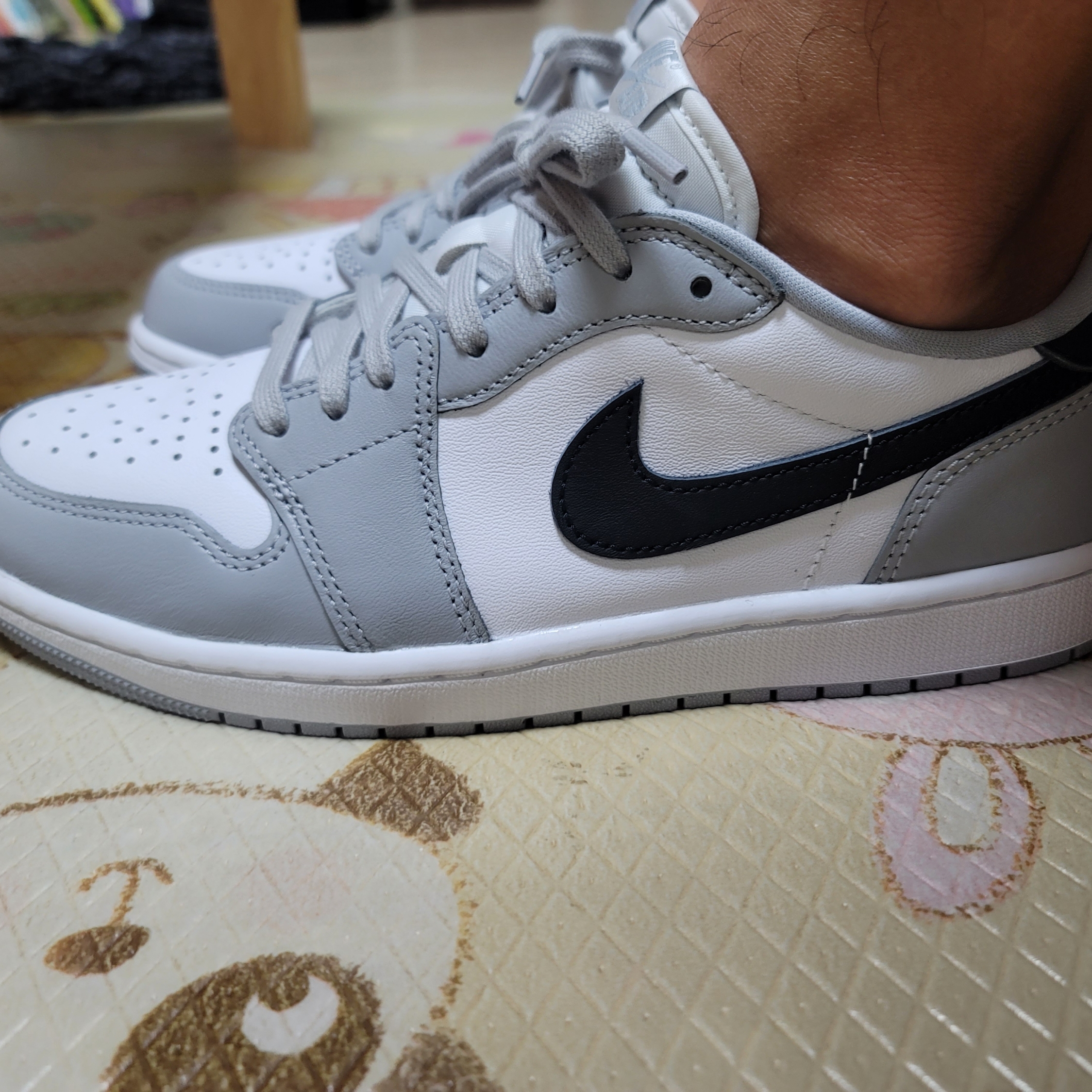 Jordan 1 Retro Low OG Wolf Grey and White 착용 스타일 - 3