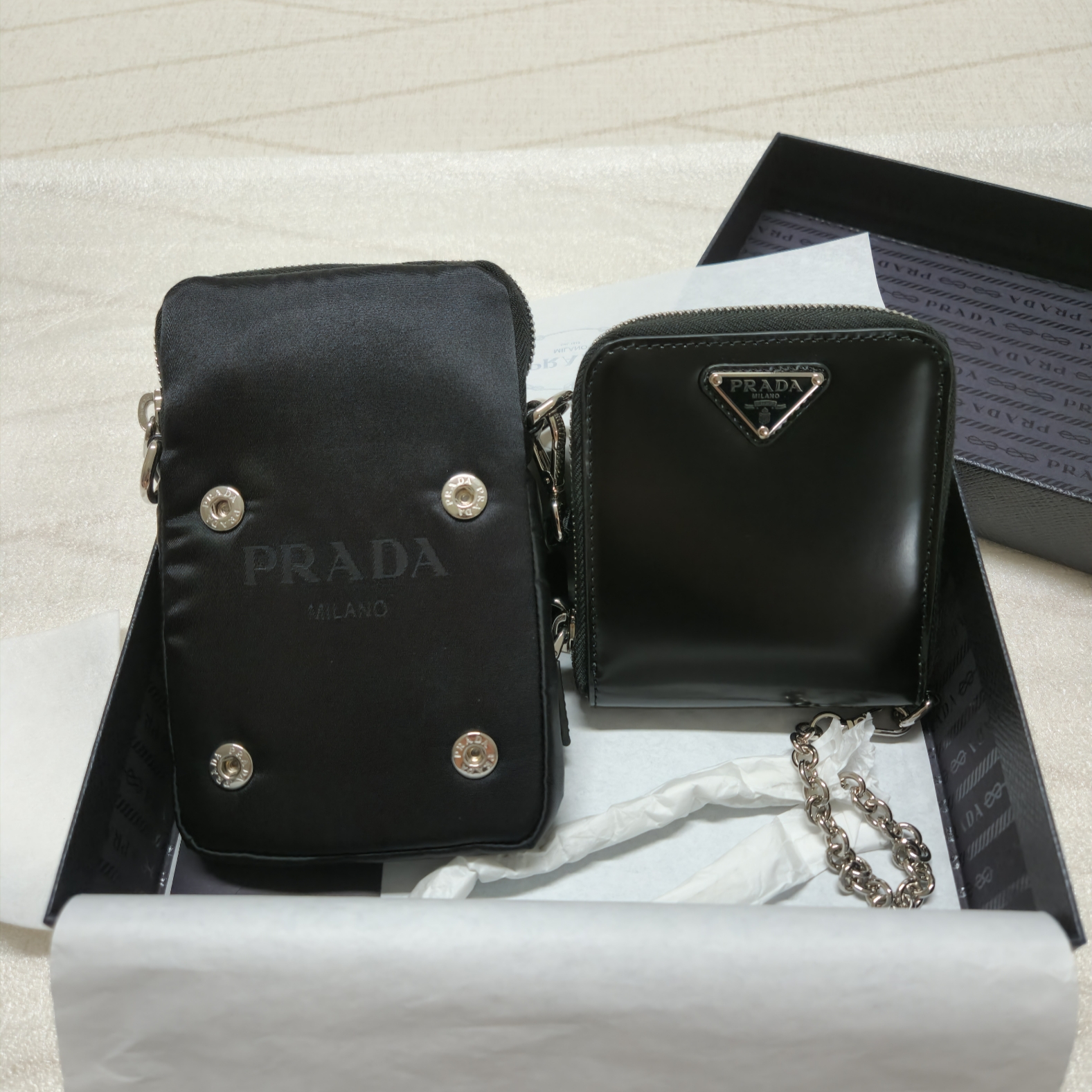 Prada Triangle Logo Phone Holder Crossbag Black 착용 스타일 - 1