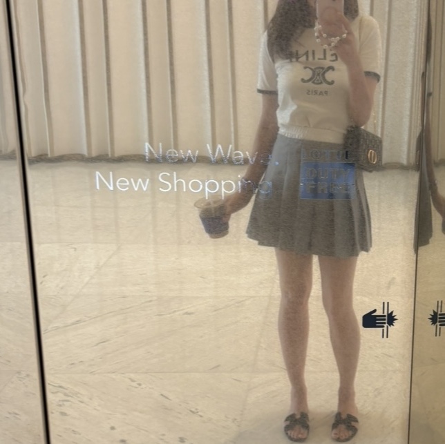 (W) Celine Paris T-Shirt in Cotton Jersey Off White Navy Black, (W) Hermes Oran Sandal Calfskin & Noir Piqures Ecrues 착용 스타일
