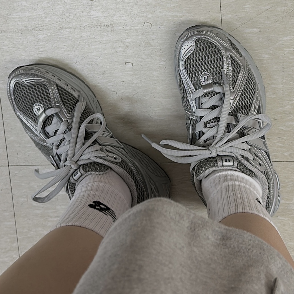 New Balance 1906R Harbor Grey Silver Metalic 착용 스타일 - 2
