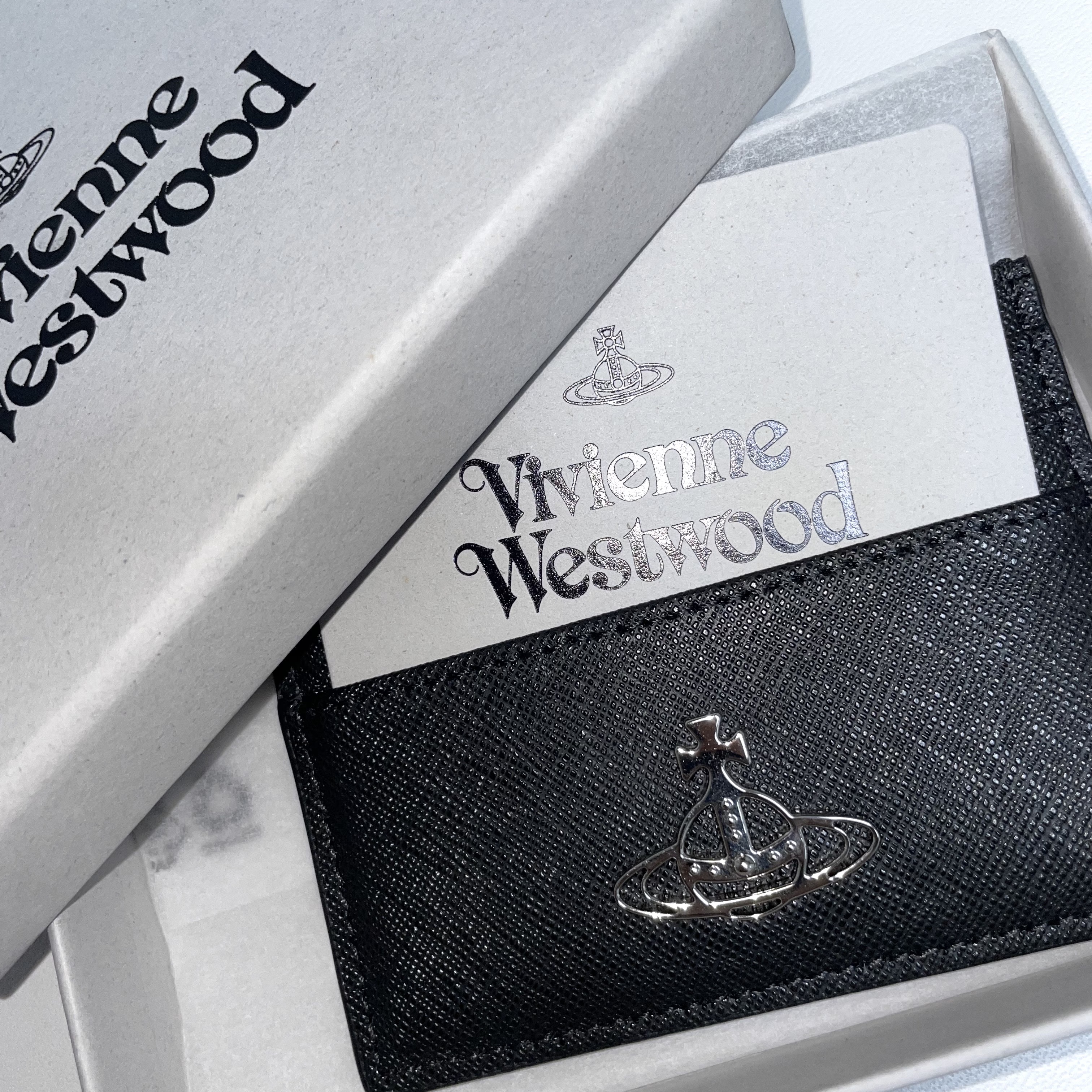Vivienne Westwood Logo Card Holder Black 착용 스타일