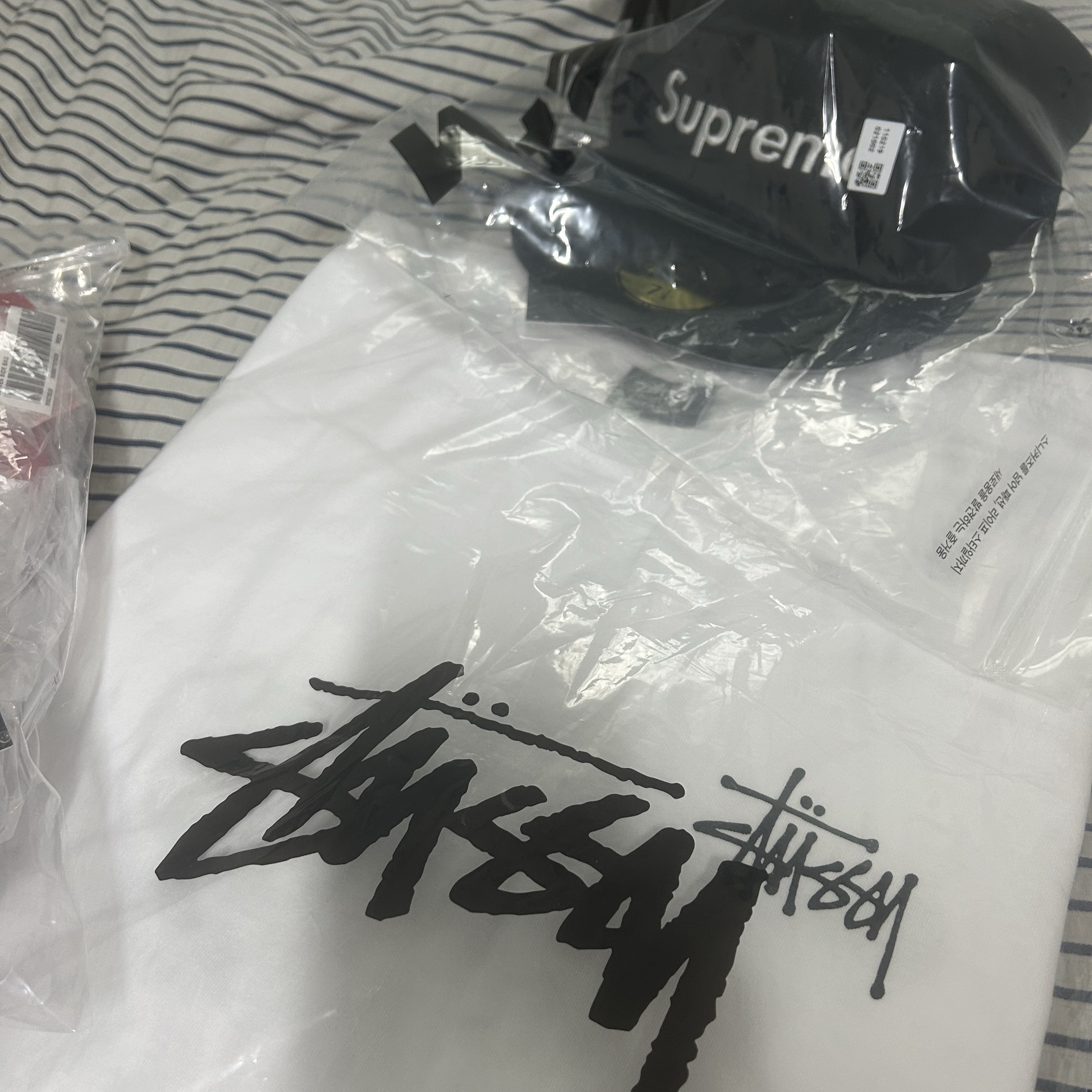 Supreme Sharpie Box Logo New Era Black - 24SS, Supreme Woven Shoulder Bag Red - 23SS 착용 스타일 - 1