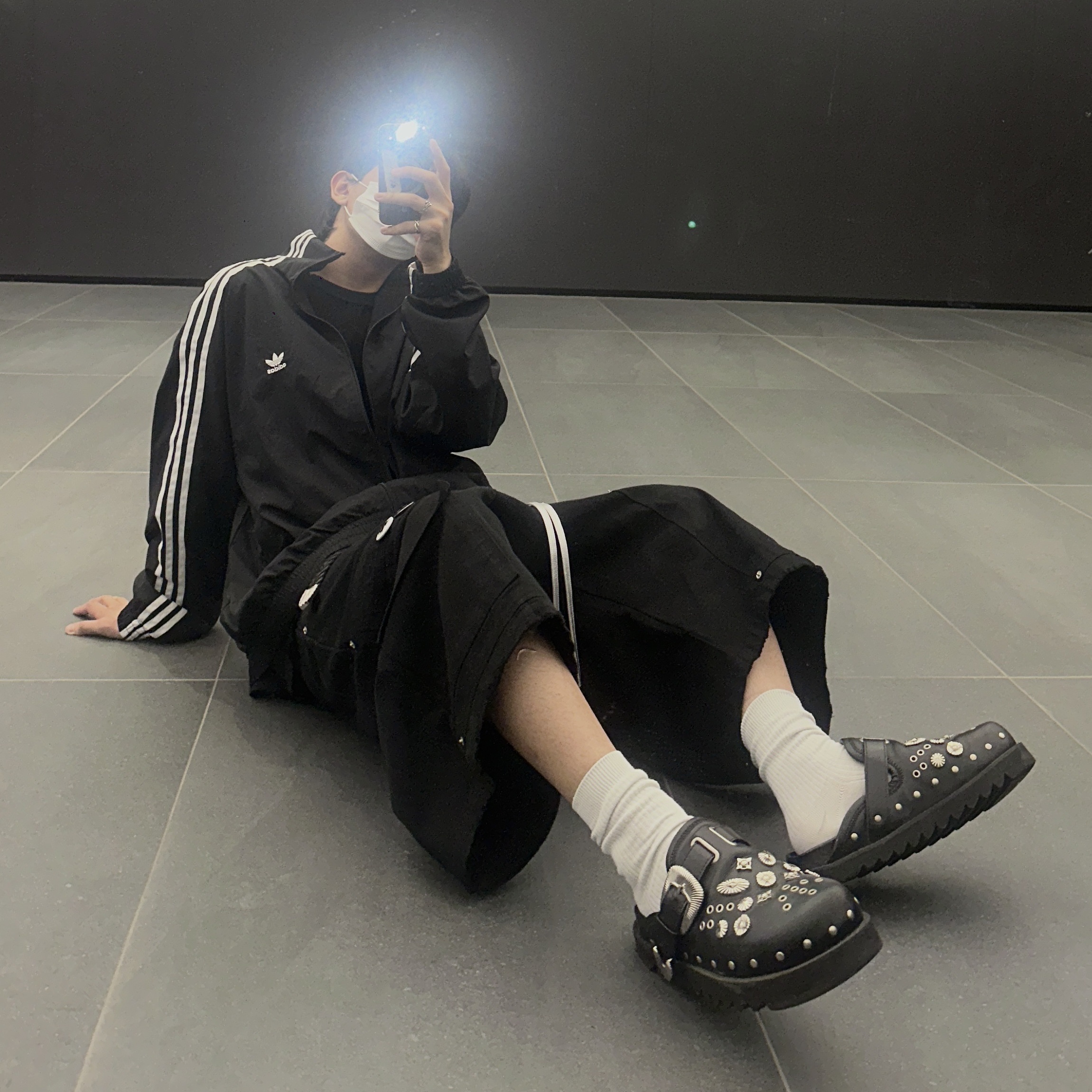 (W) Adidas Adilenium Oversized Track Top Black - US Sizing, Nos Couleurs x Koin Rivet Carpenter Shorts Black 착용 스타일 - 1