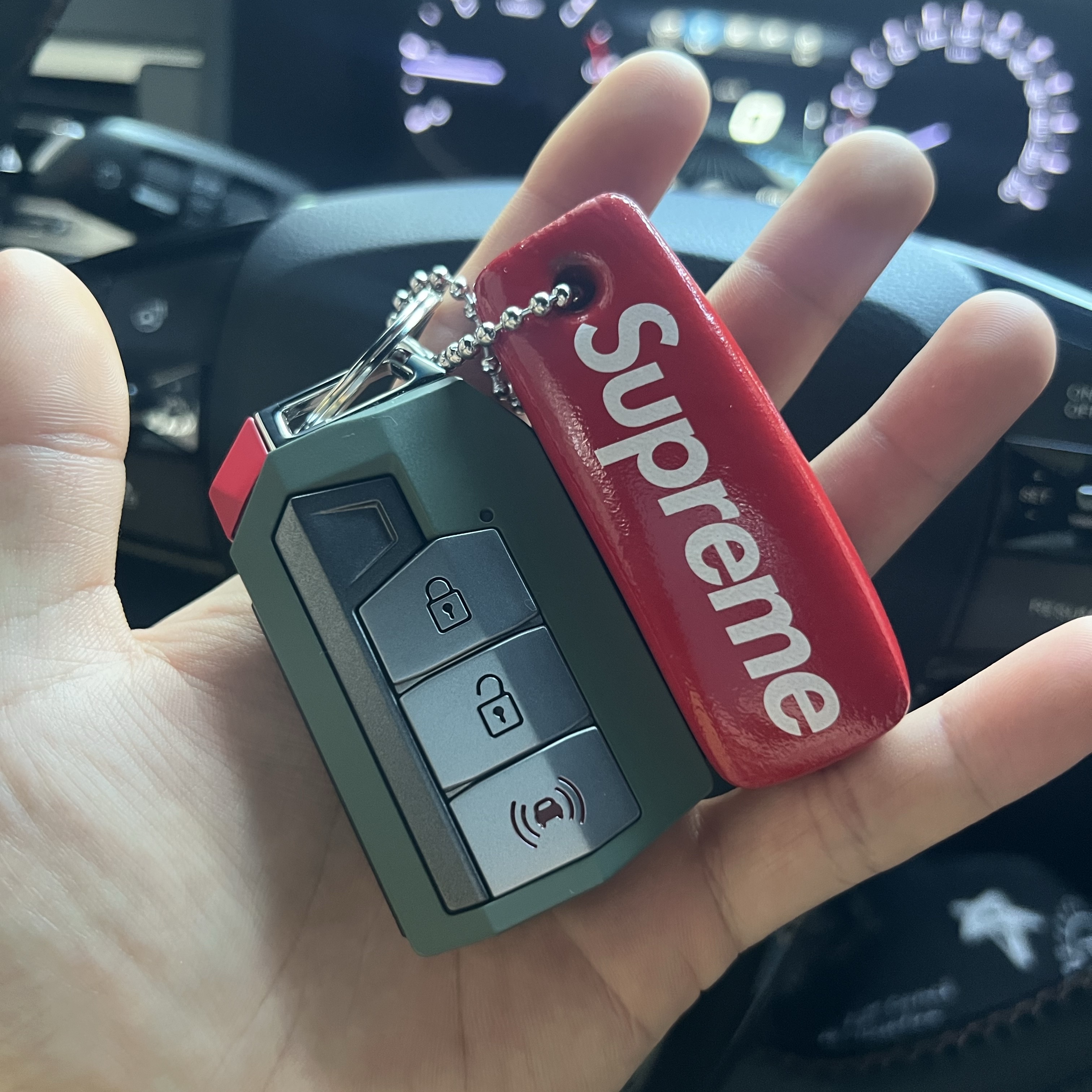 Supreme Floating Keychain Red - 23FW 착용 스타일
