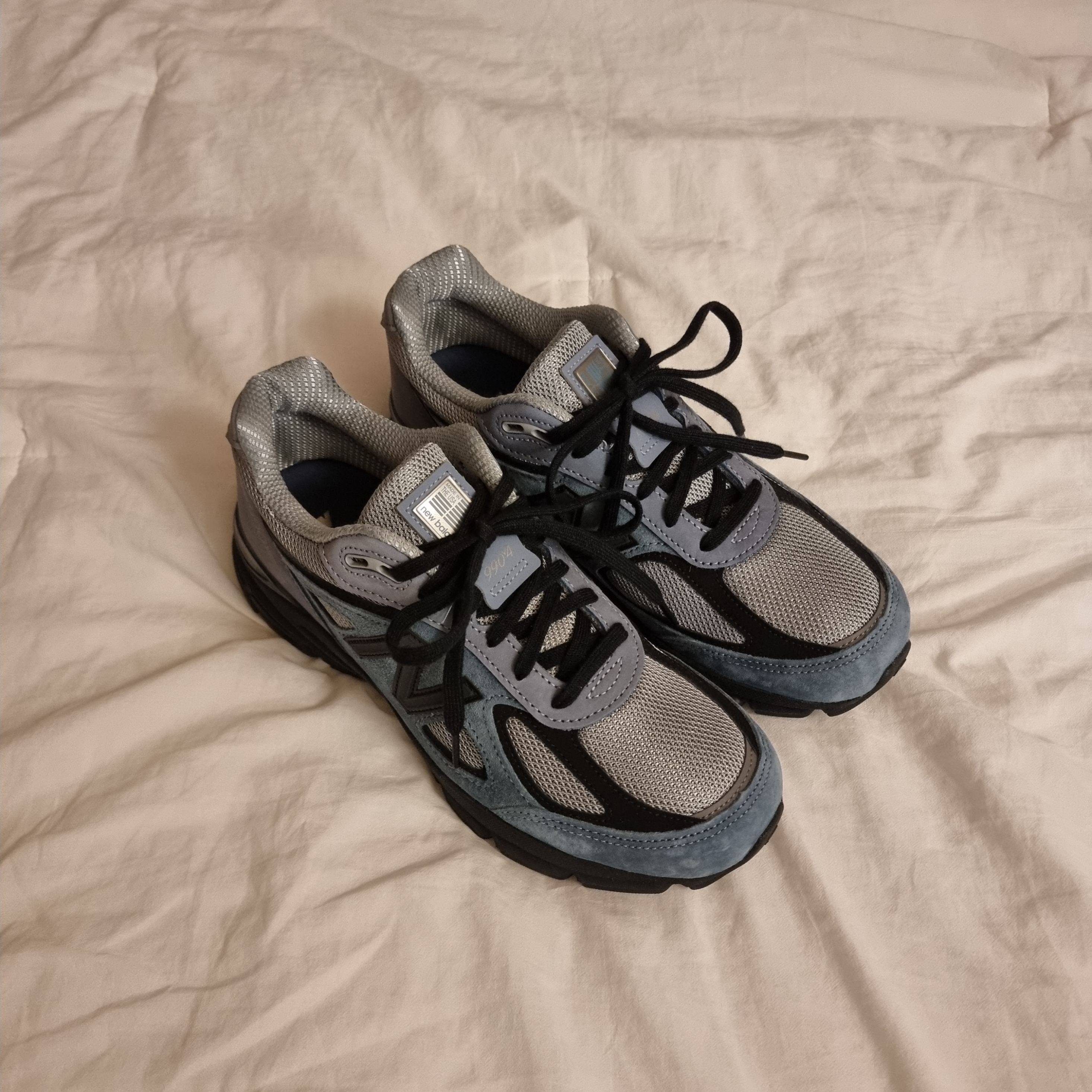 New Balance 990v4 Made in USA Arctic Grey 착용 스타일 - 1