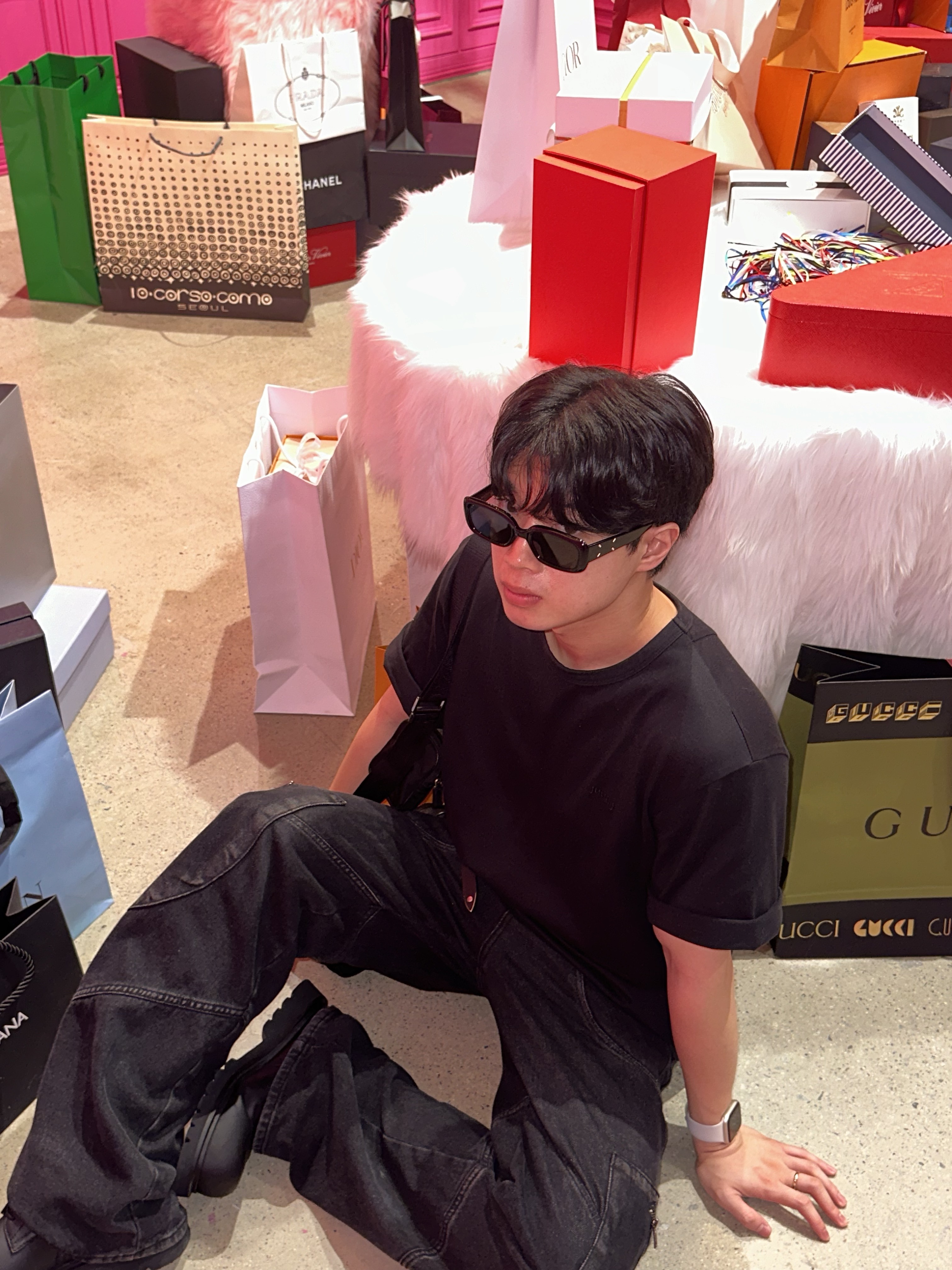 Gentle Monster x Maison Margiela MM106 Black Black, Prada Re-Nylon and Saffiano Leather Shoulder Bag Black ์ฐฉ์ฉ ์คํ์ผ - 4