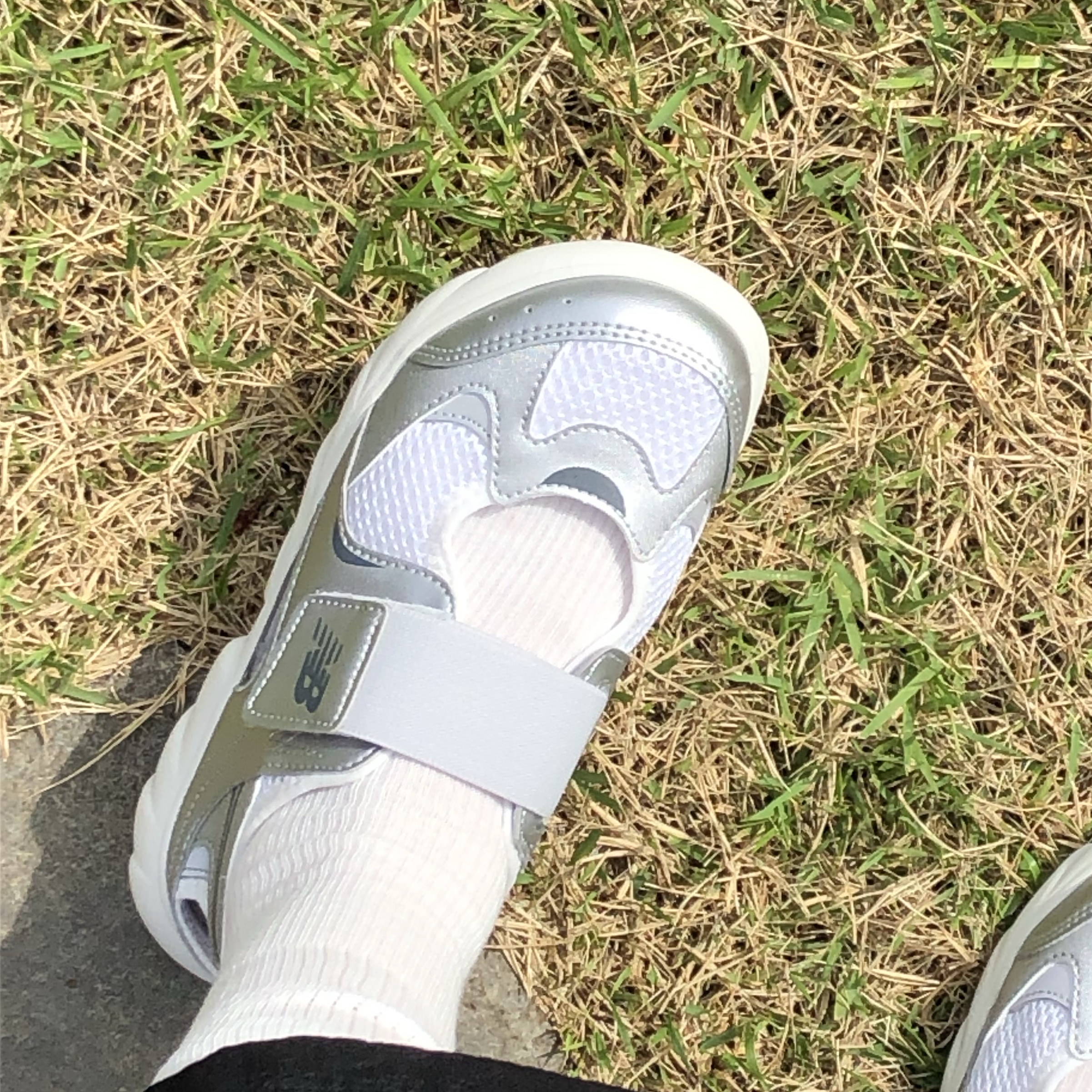 (Kids) New Balance Freedle 920 Sandal Silver 착용 스타일