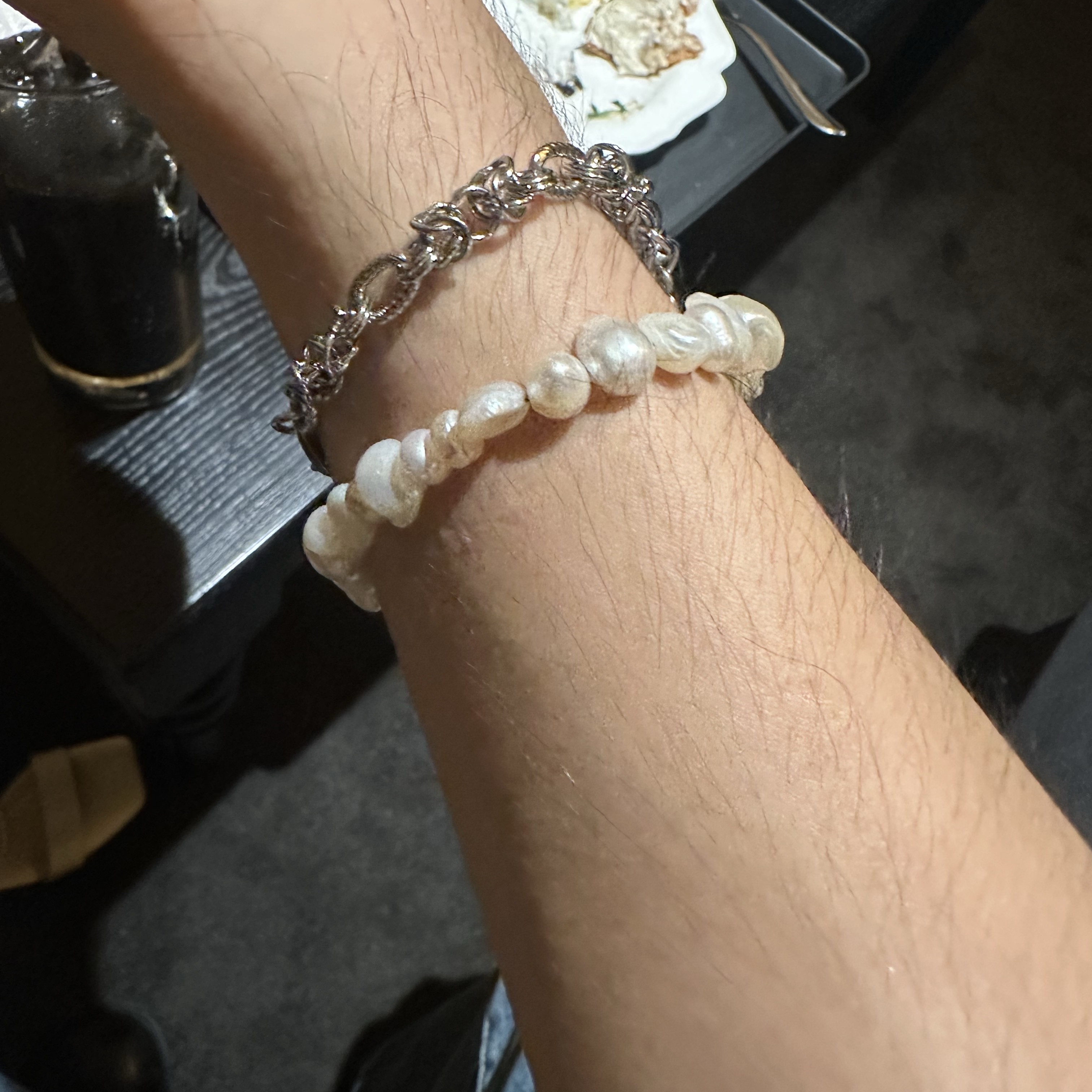 [KREAM 단독] Haleine Pearl Mixed Bracelet 착용 스타일 - 1