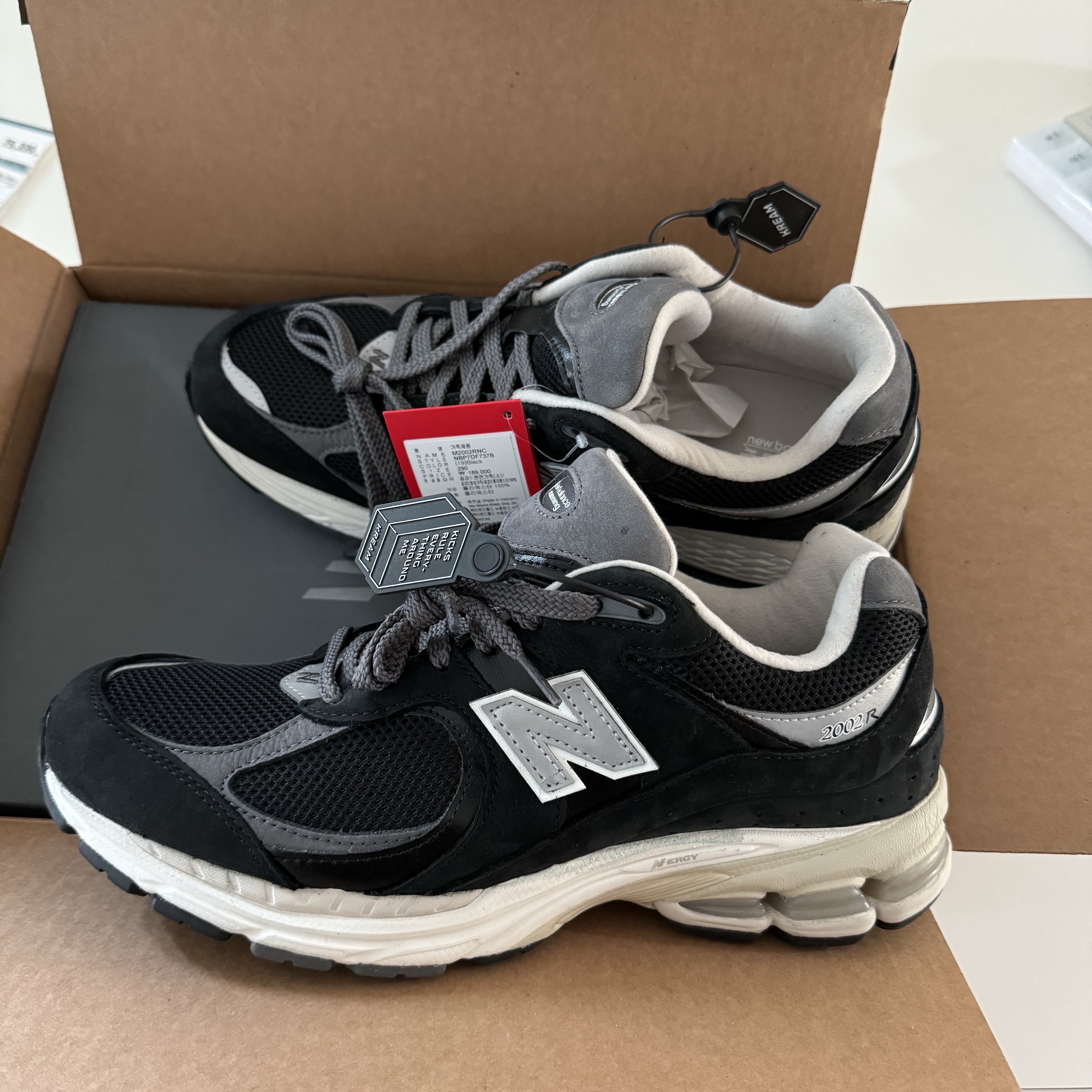 New Balance 2002R Premium Vintage Black 착용 스타일 - 1