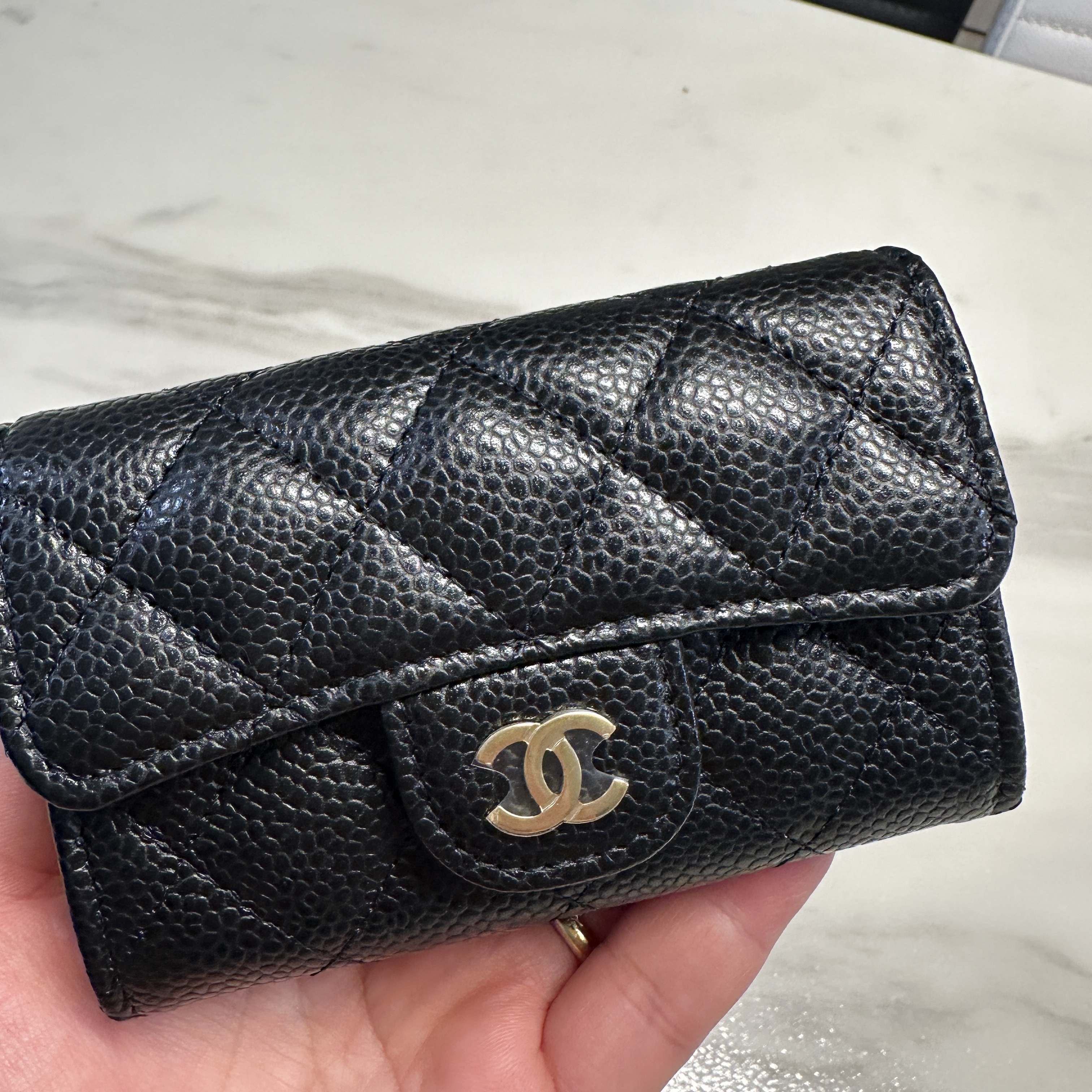 Chanel Classic Card Holder Grained Calfskin & Gold Black 착용 스타일