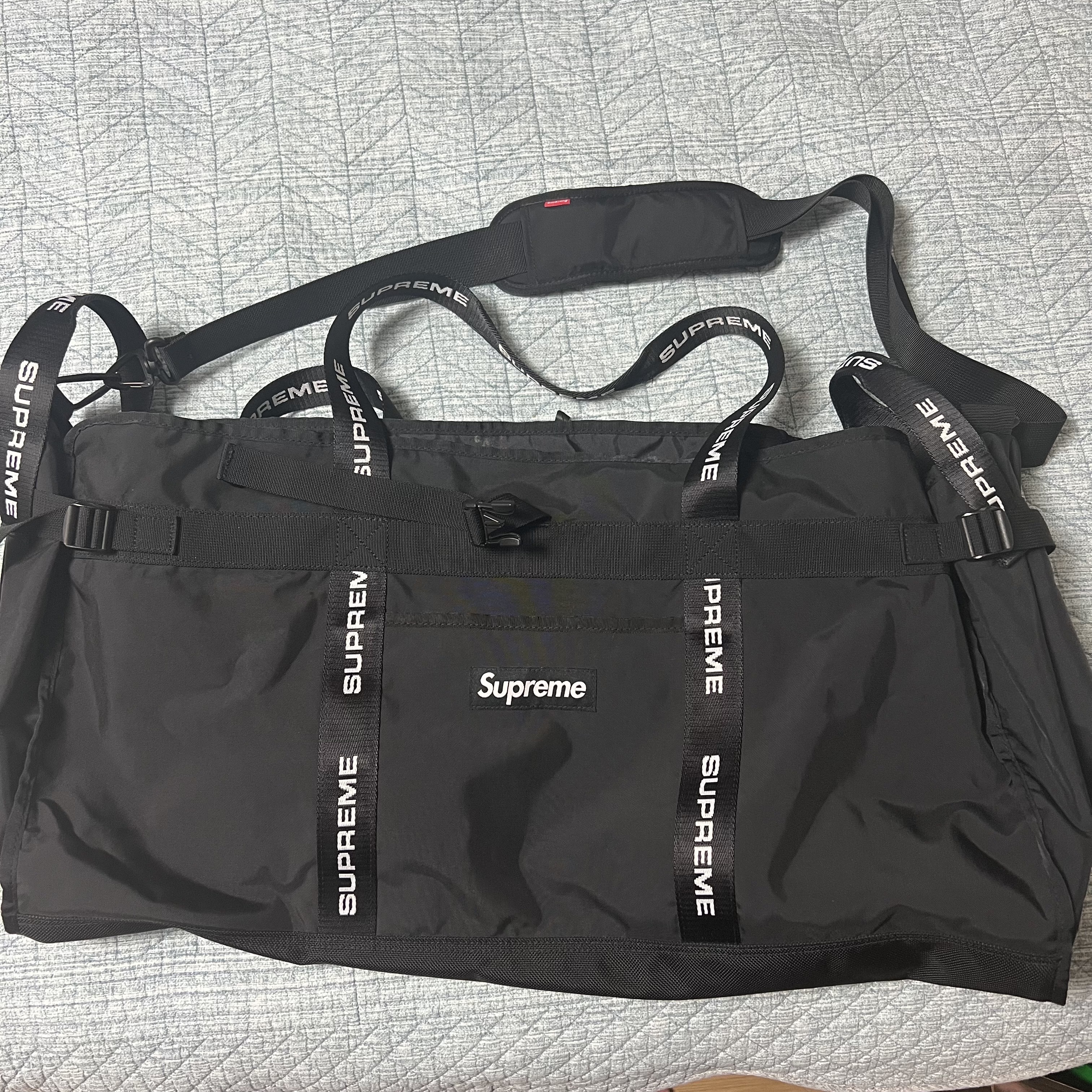 Supreme Large Haul Tote Black - 22FW 착용 스타일