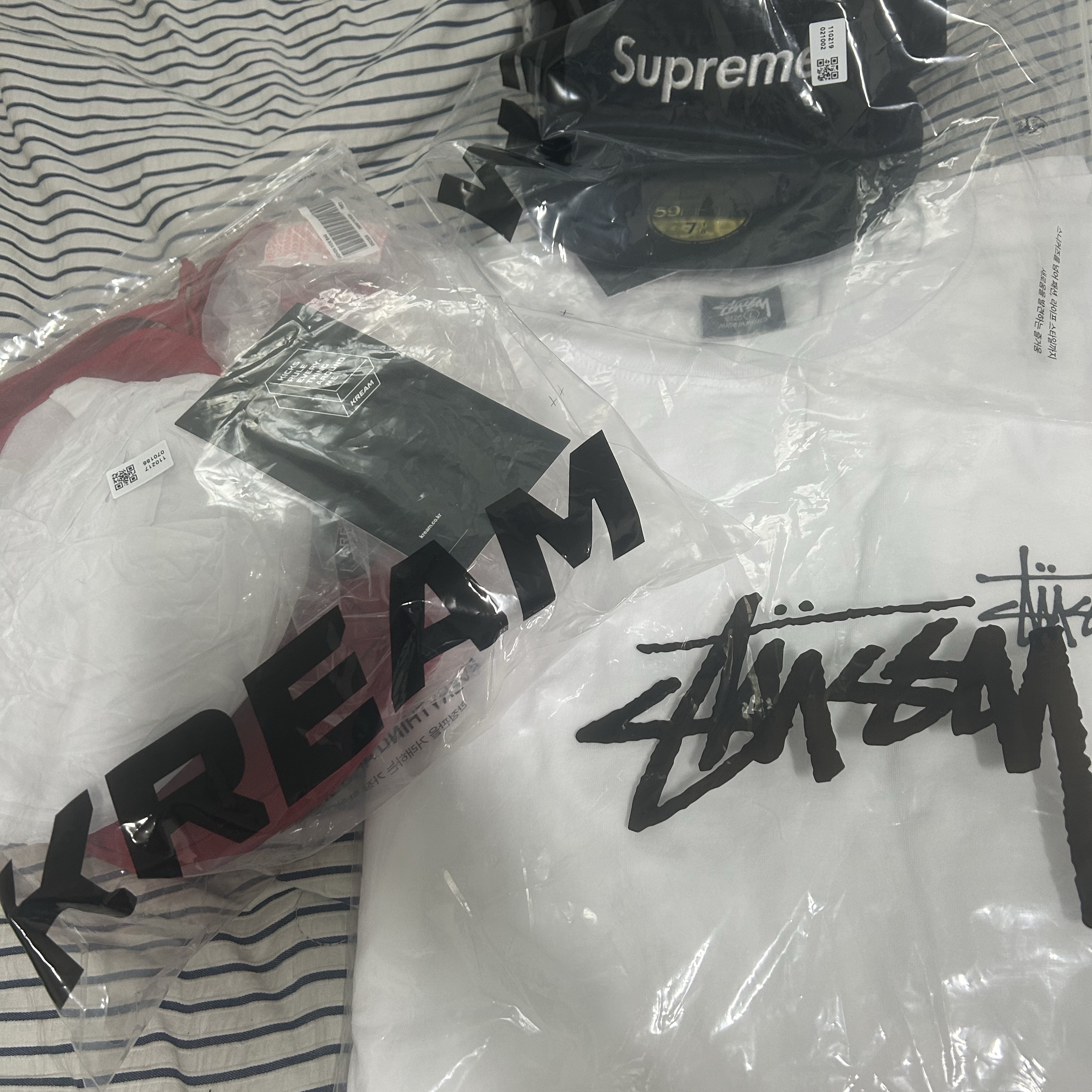 Supreme Sharpie Box Logo New Era Black - 24SS, Supreme Woven Shoulder Bag Red - 23SS 착용 스타일 - 2