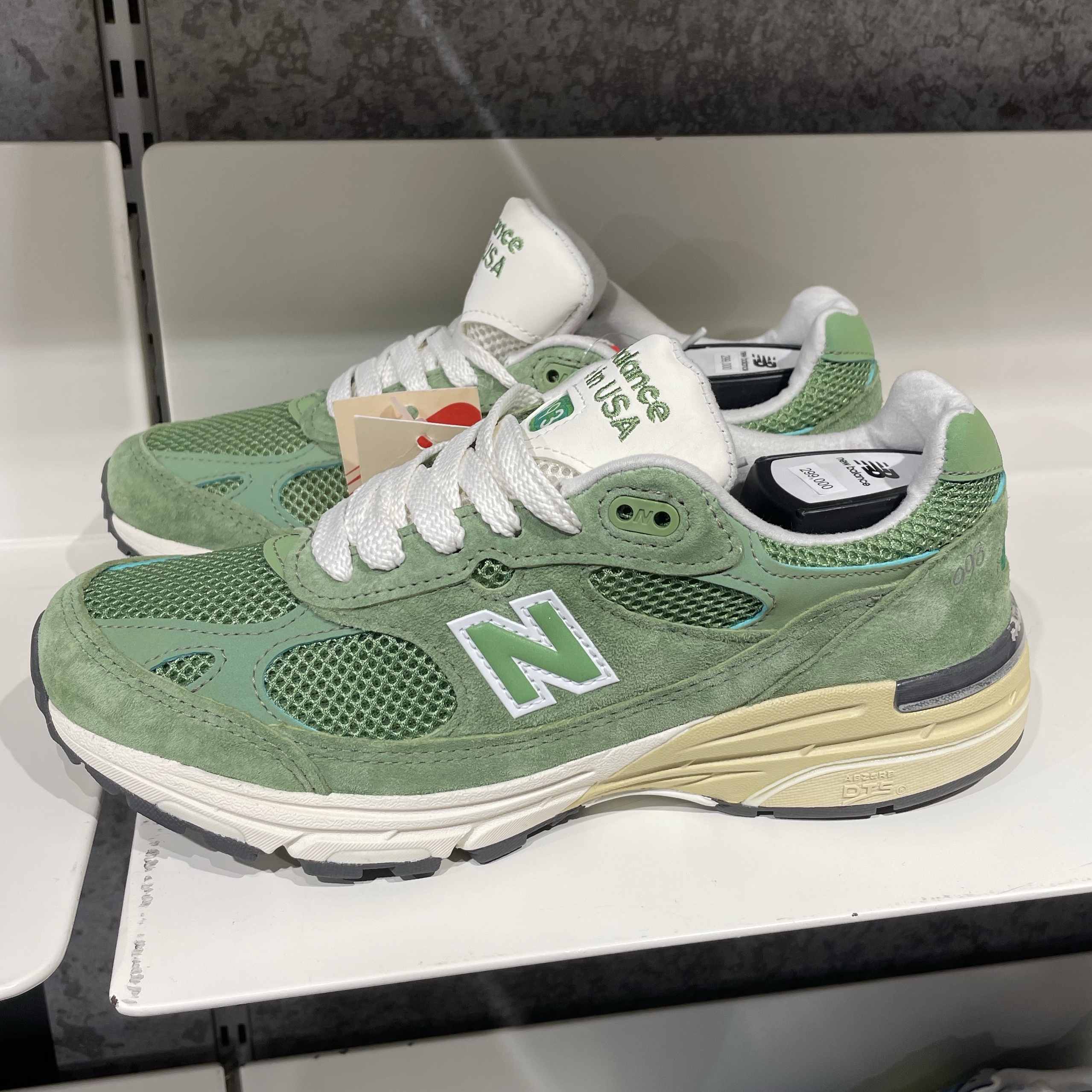 New Balance 993 Made in USA Chive Sea Salt 착용 스타일