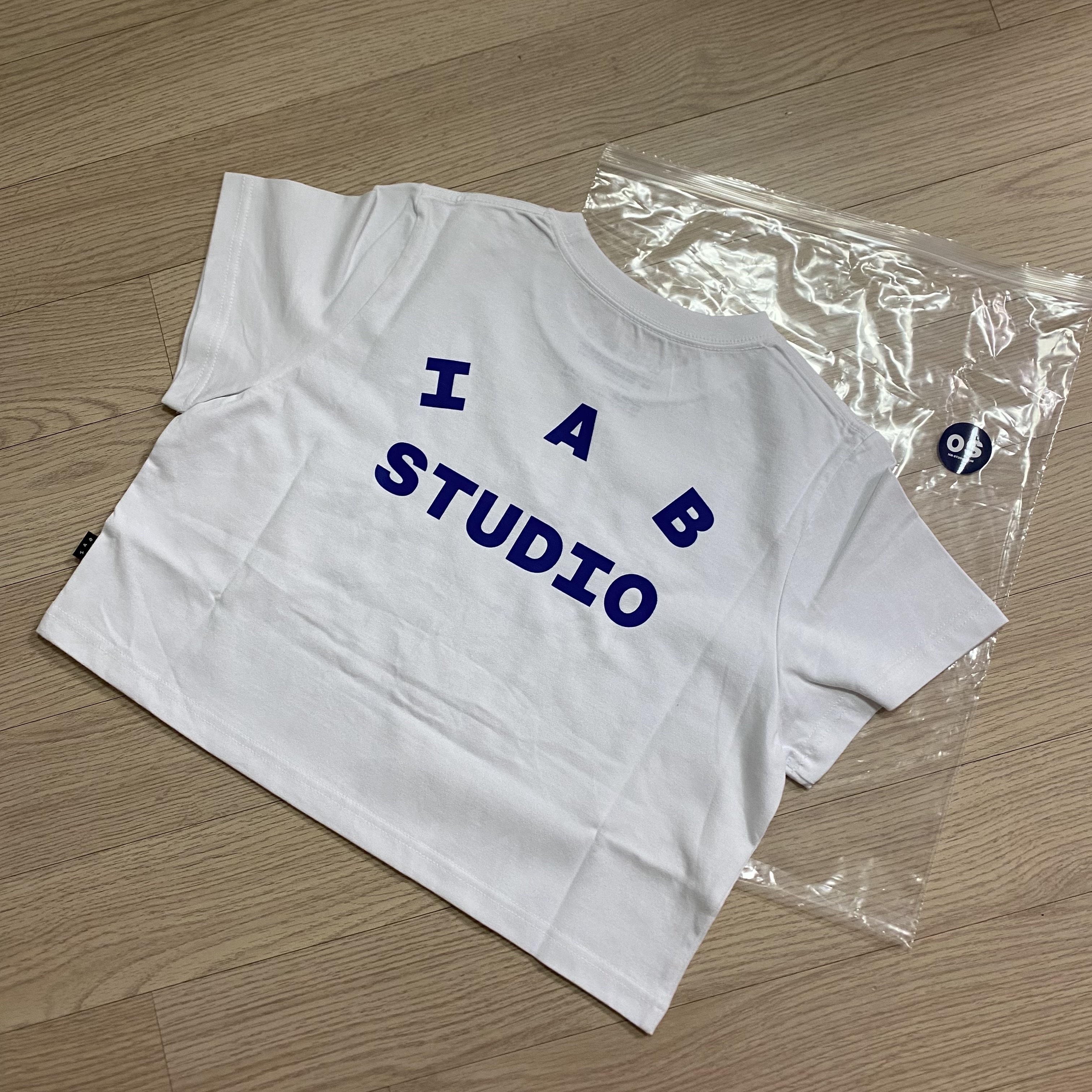 IAB Studio Cropped T-Shirt White Navy 착용 스타일