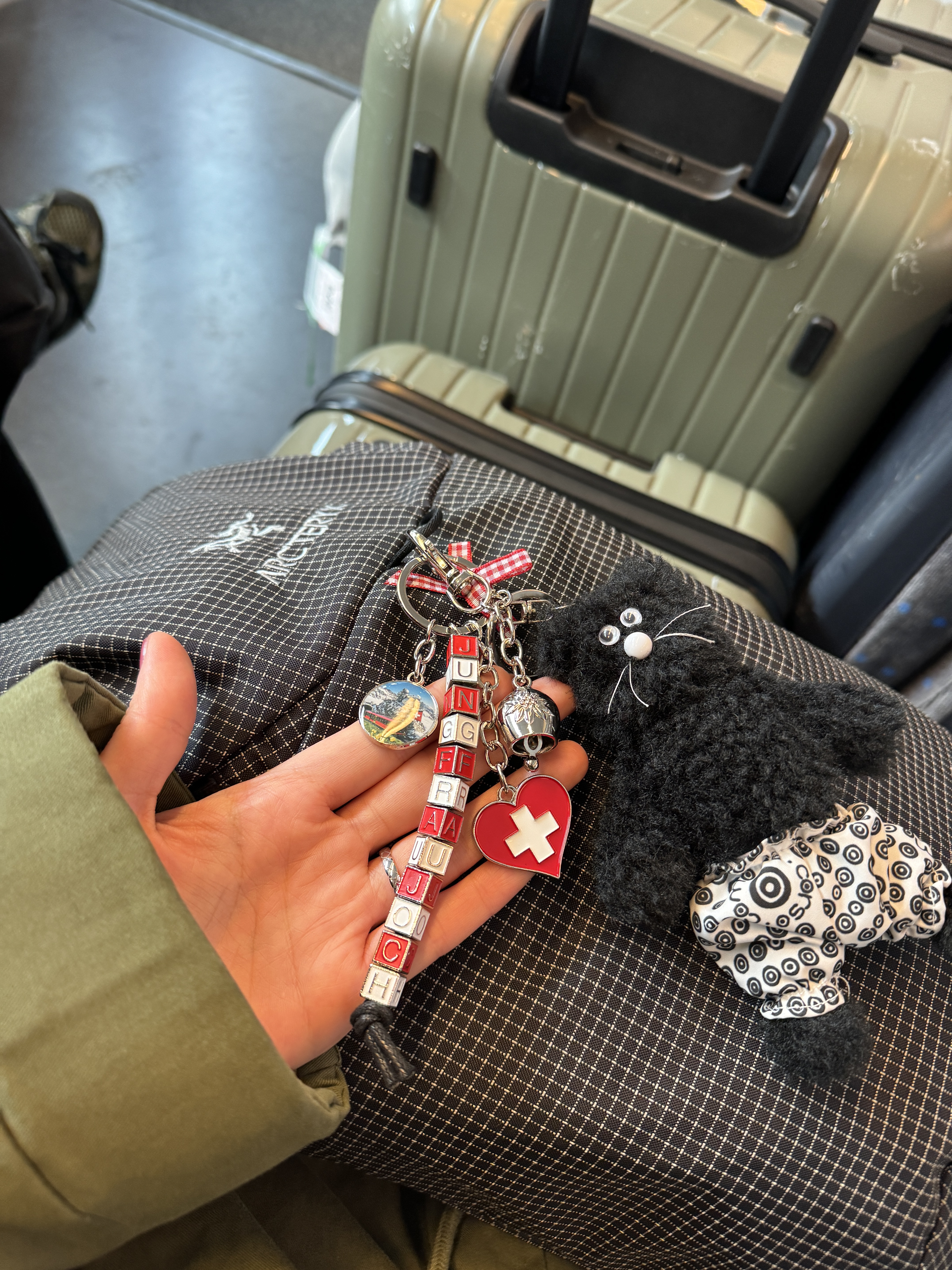 Arc'teryx Konseal 15 Backpack Black, Monamhee x 10 Corso Como Bianco Keyring Black 착용 스타일