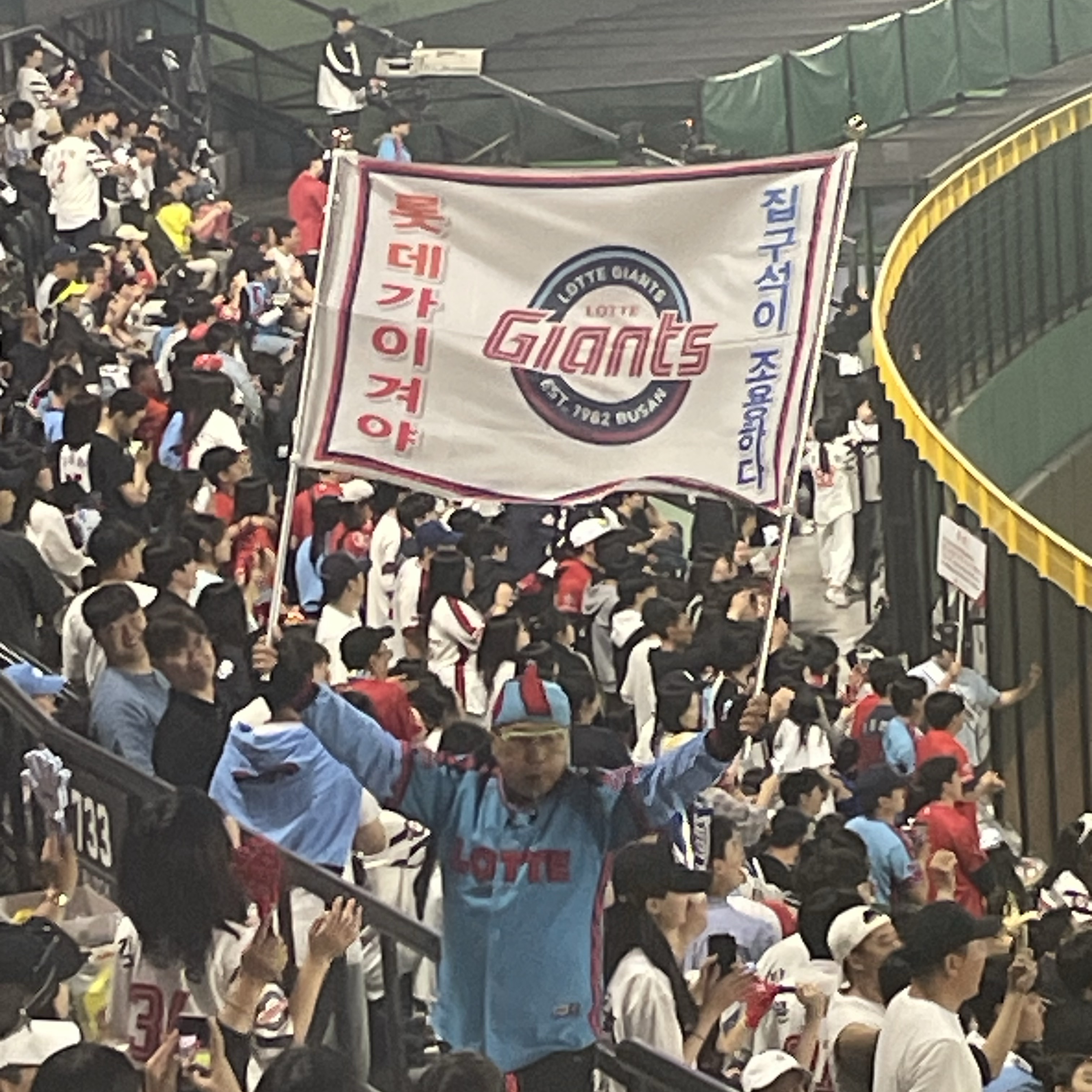 Lotte Giants Champion Away Authentic Uniform Sky Blue (Non Marking Ver.), Uniqlo U Drawstring Shoulder Bag Natural 착용 스타일 - 3