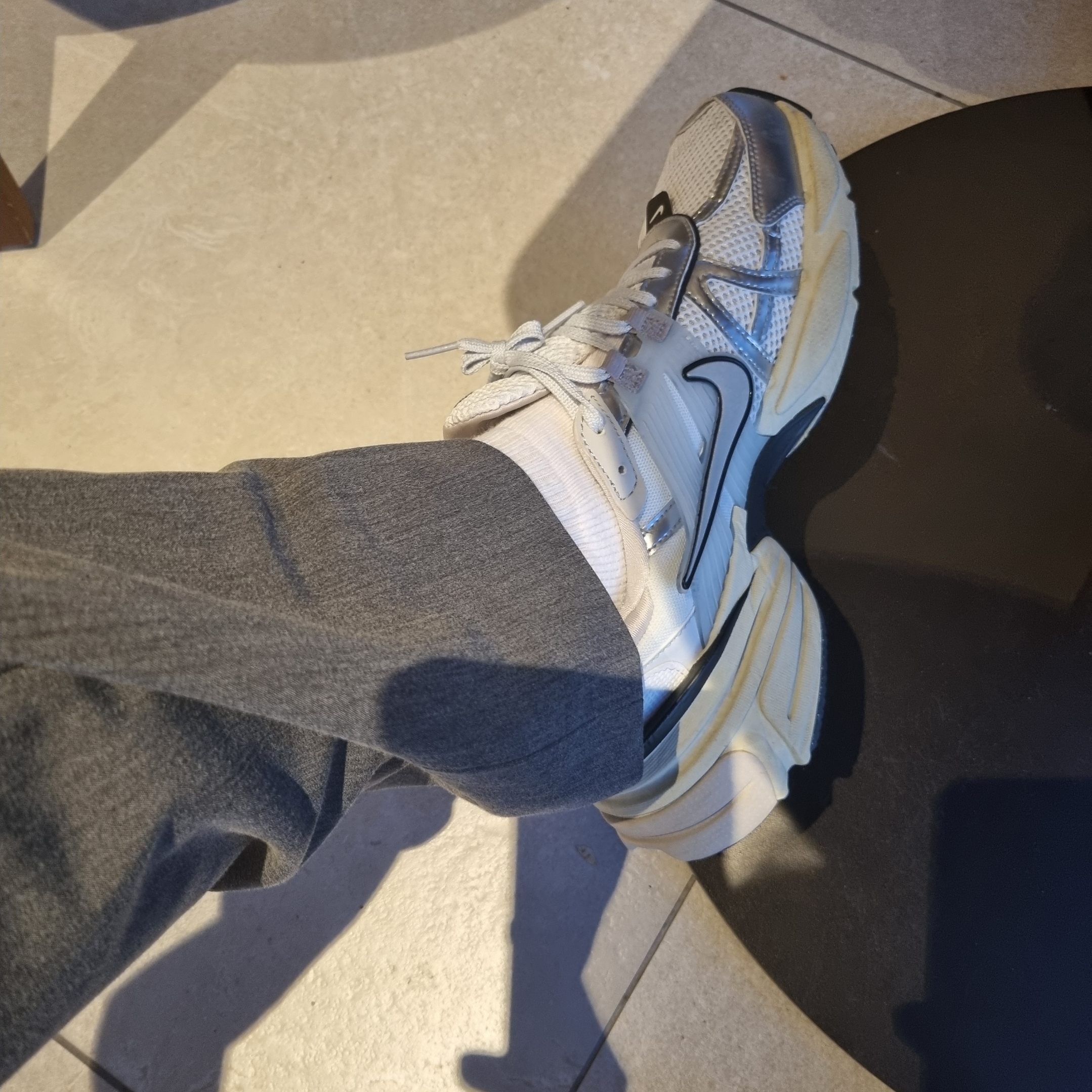 Nike V2K Run Summit White Metallic Silver 착용 스타일 - 2