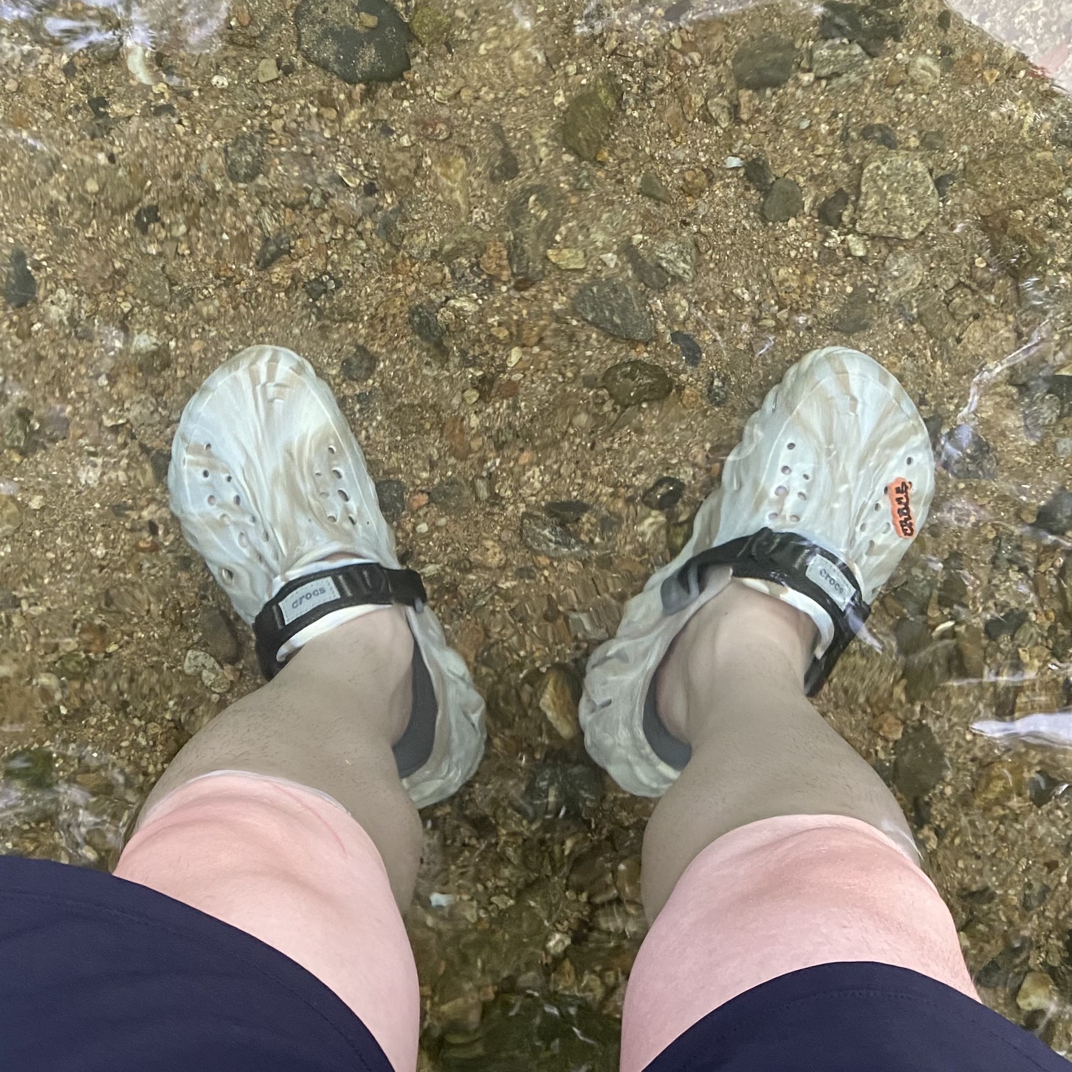 Crocs Echo Marbled Clog Bone Multi 착용 스타일 - 2