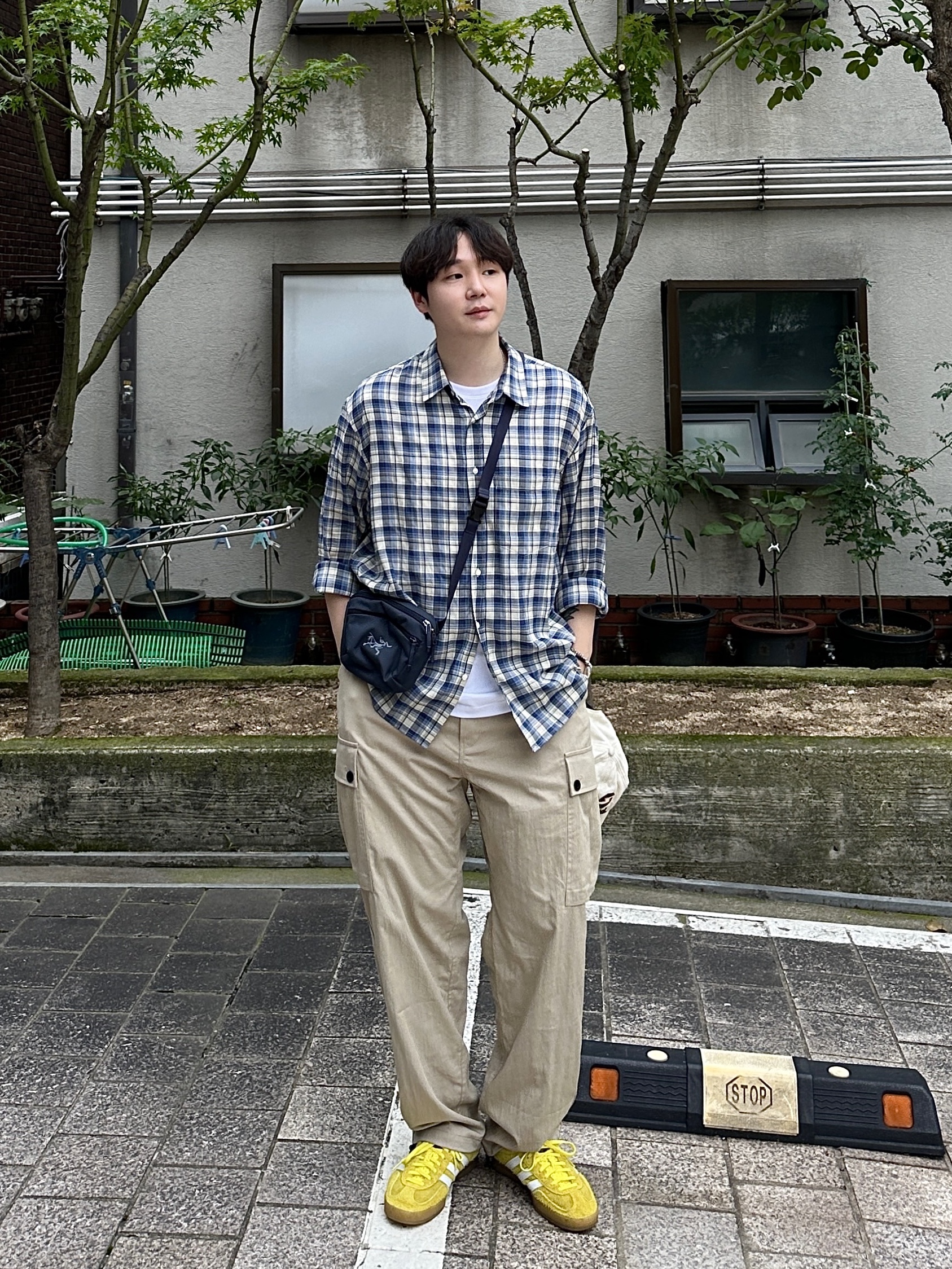(W) Adidas Gazelle Indoor Bright Yellow Burgundy, Arc'teryx Mantis 1 Waistpack Black Sapphire 착용 스타일 - 1
