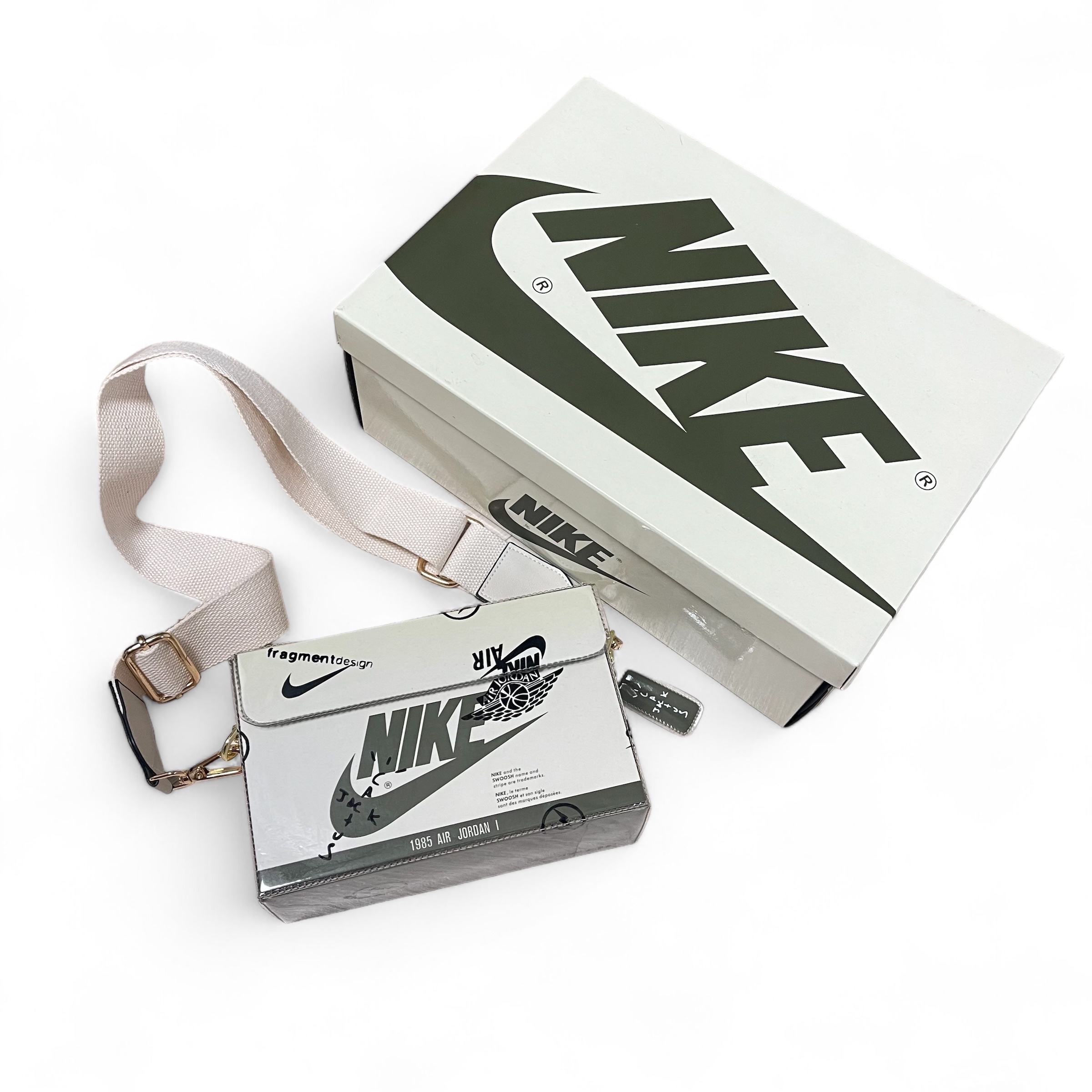 (W) Jordan 1 x Travis Scott Retro Low OG SP Medium Olive 착용 스타일 - 3