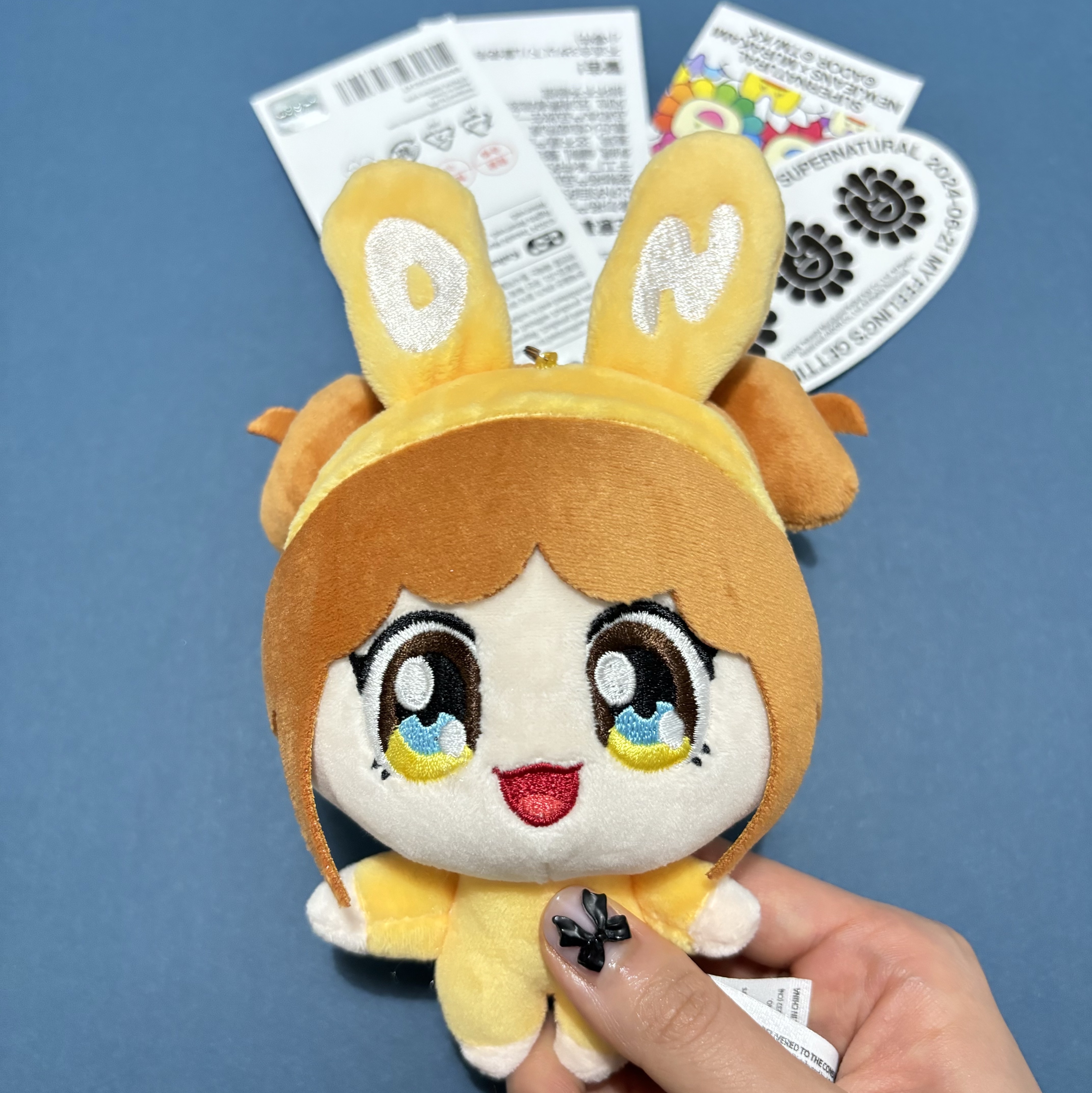 NewJeans x Murakami Plush Keyring Danielle 착용 스타일 - 1