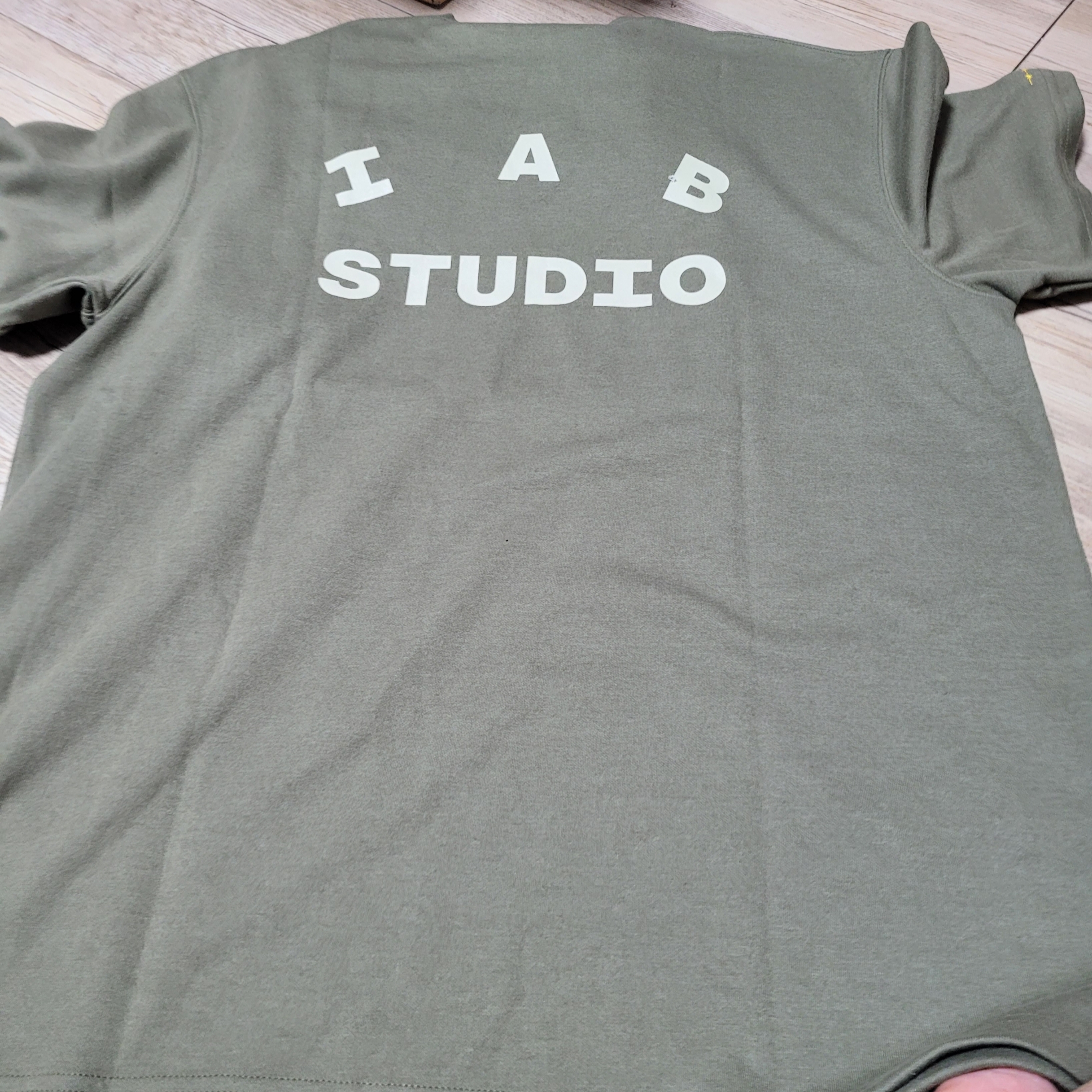 IAB Studio x D.P. T-Shirt Army Green 착용 스타일