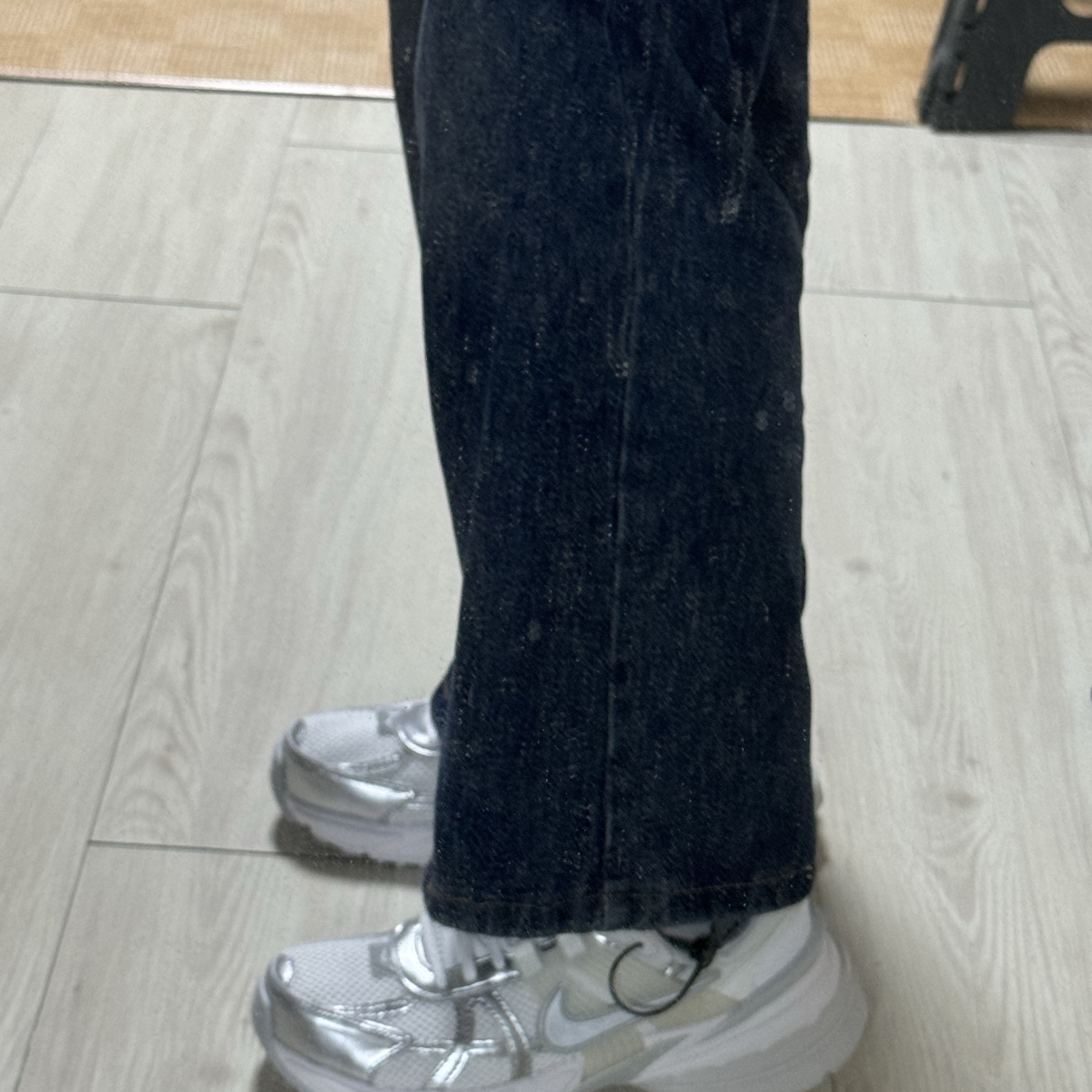 Nike V2K Run Metallic Silver White 착용 스타일