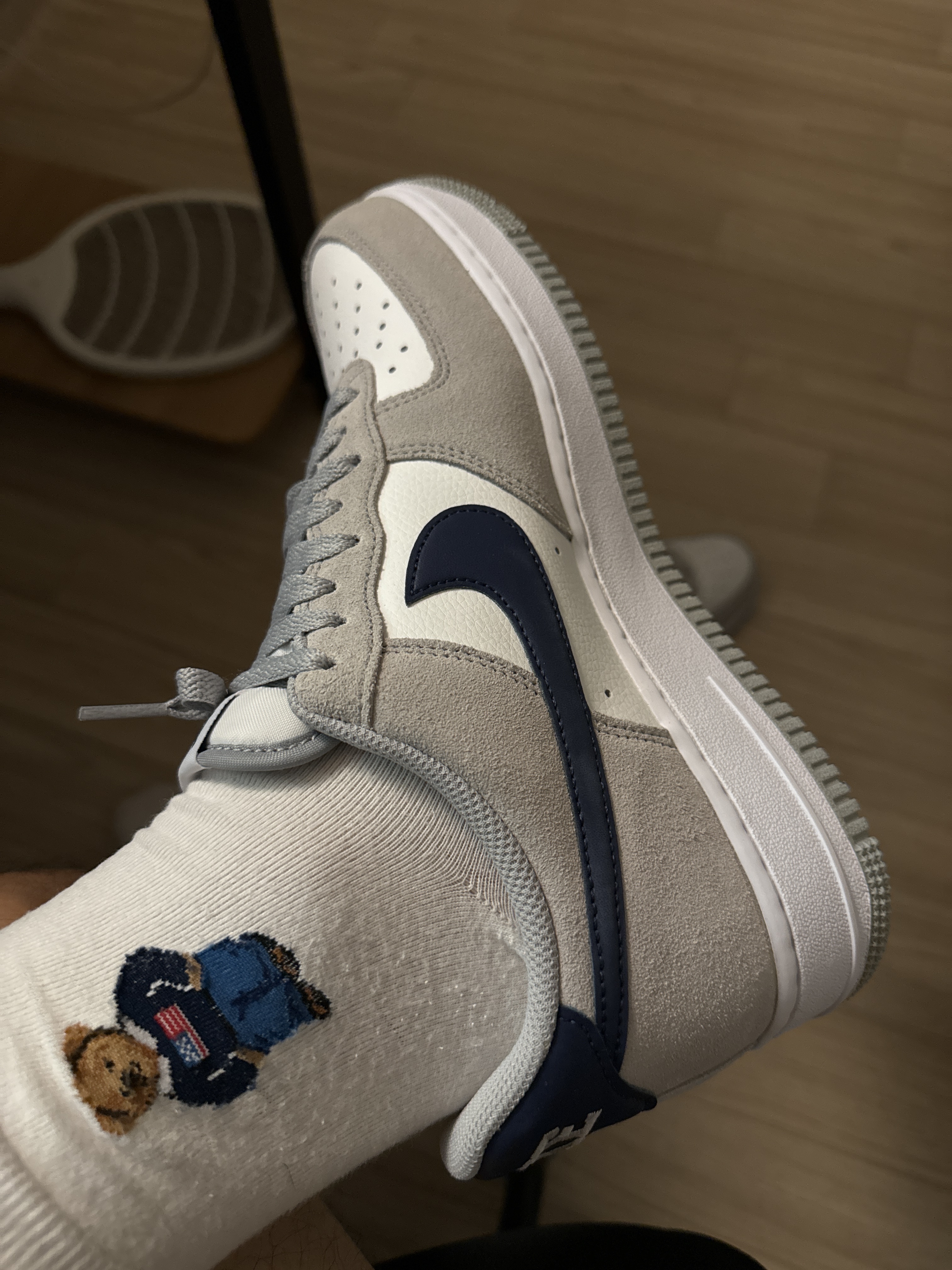 Nike Air Force 1 '07 Light Smoke Grey Midnight Navy 착용 스타일 - 2