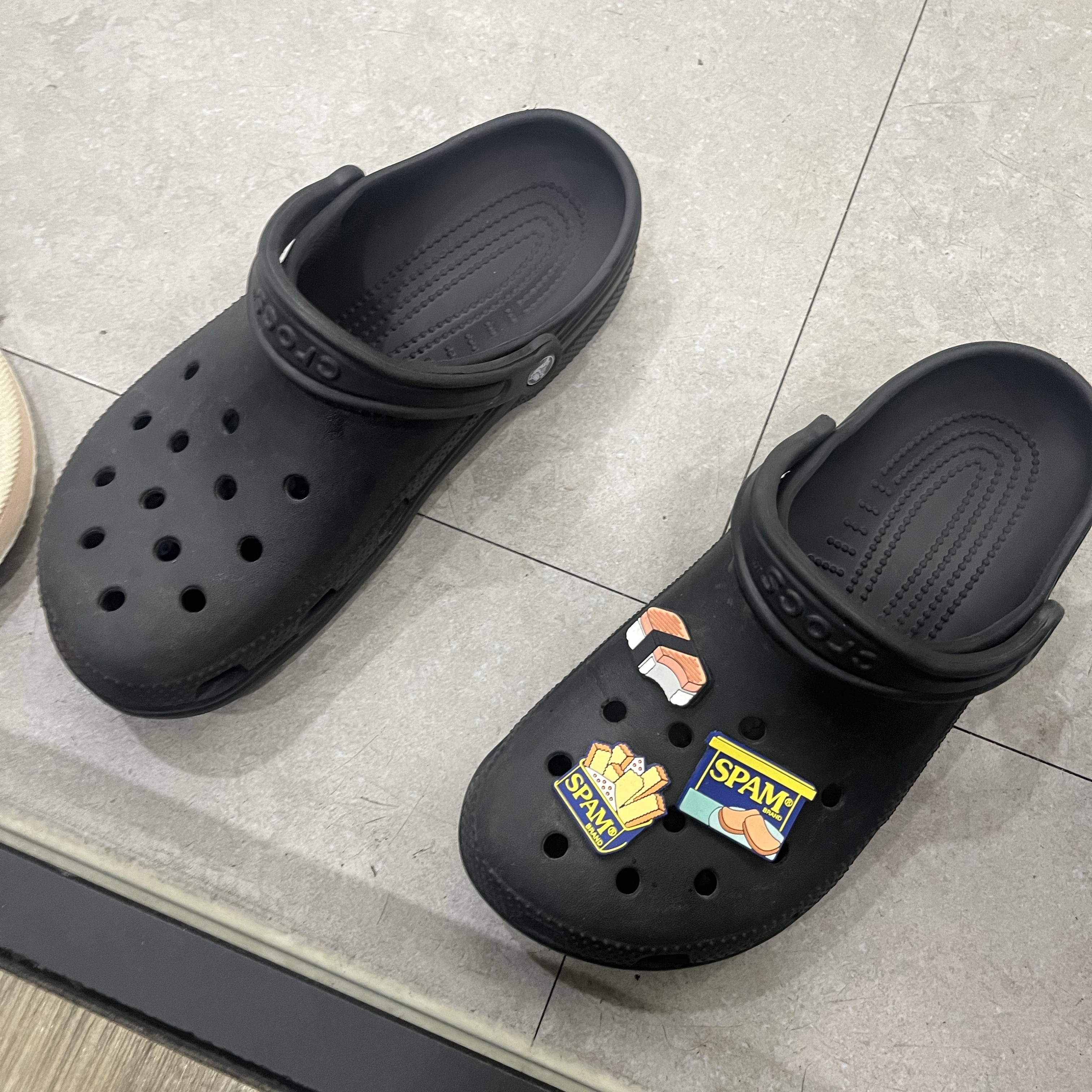 (W) Crocs Classic Platform Clog Black 착용 스타일